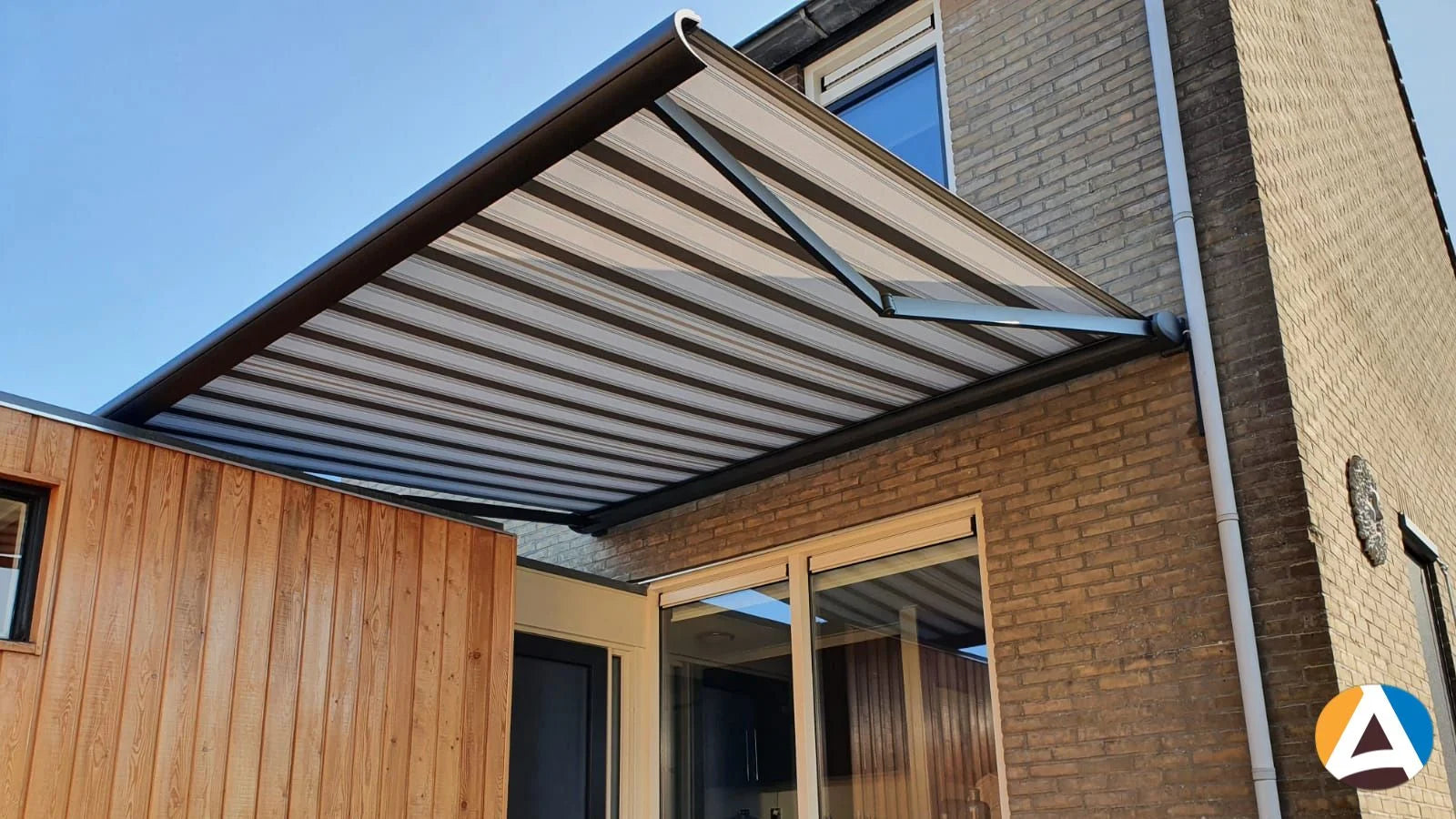 Allround Gaudi 300 knikarmscherm sfeer foto - STERK Zonweringen