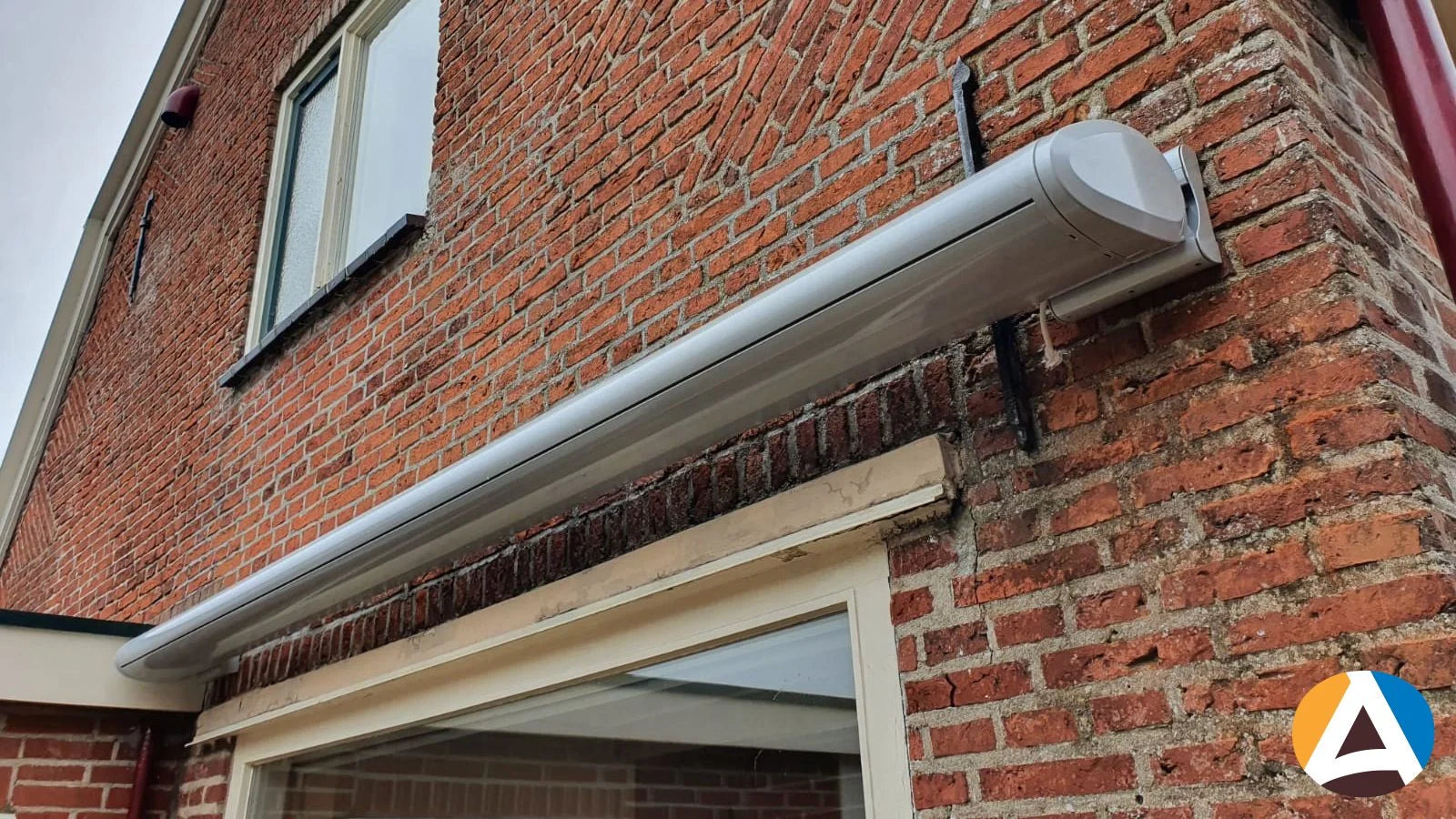 Allround Gaudi 300 knikarmscherm sfeer foto - STERK Zonweringen