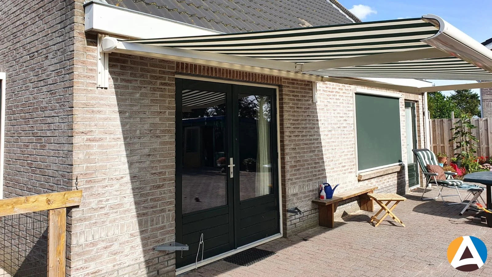 Allround Gaudi 300 knikarmscherm sfeer foto - STERK Zonweringen