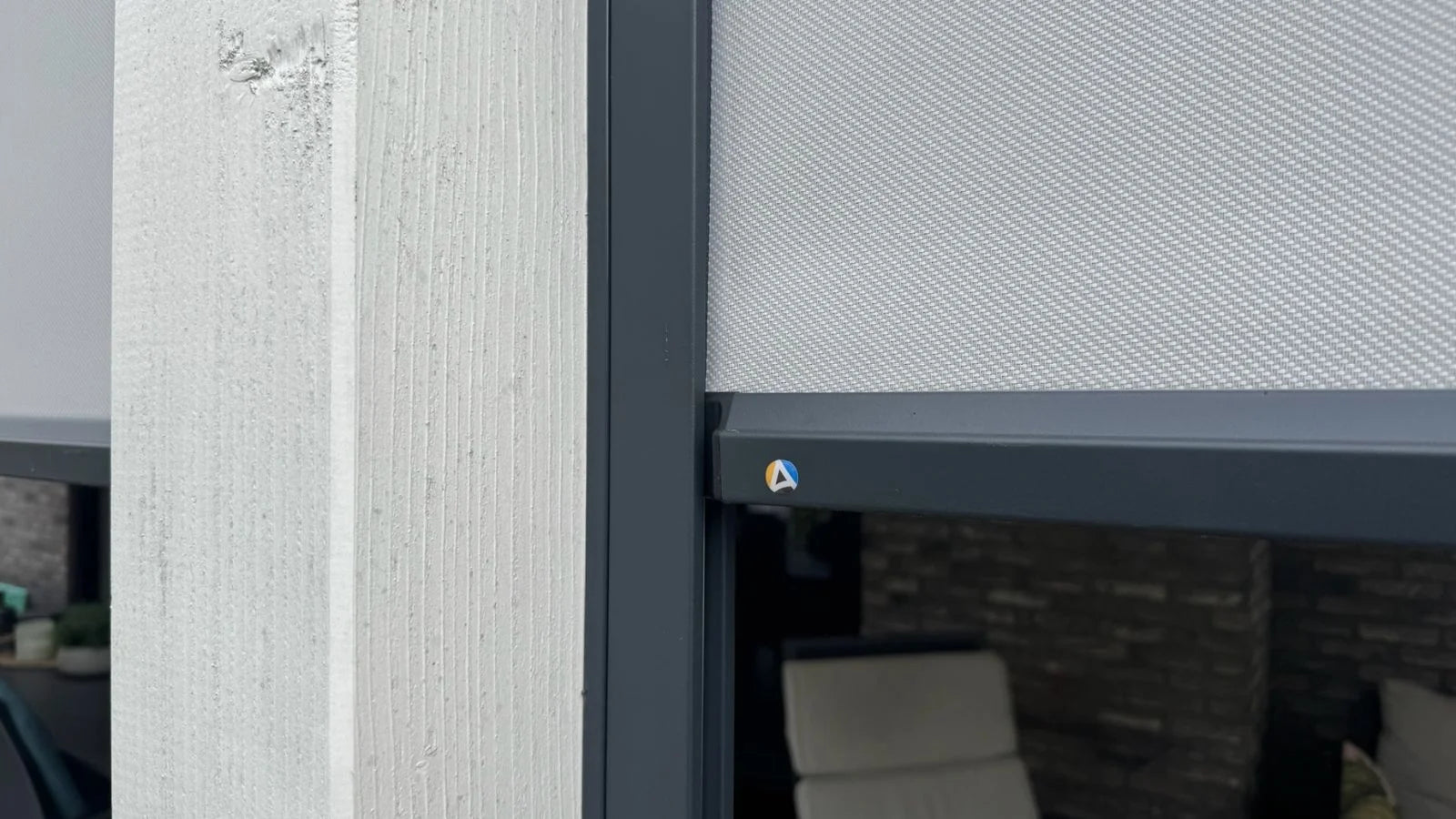 Allround nova ritsscreens geplaatst in Almere door STERK Zonweringen - Met geleider inclusief rits welke middels rvs veren je doek strak trekt