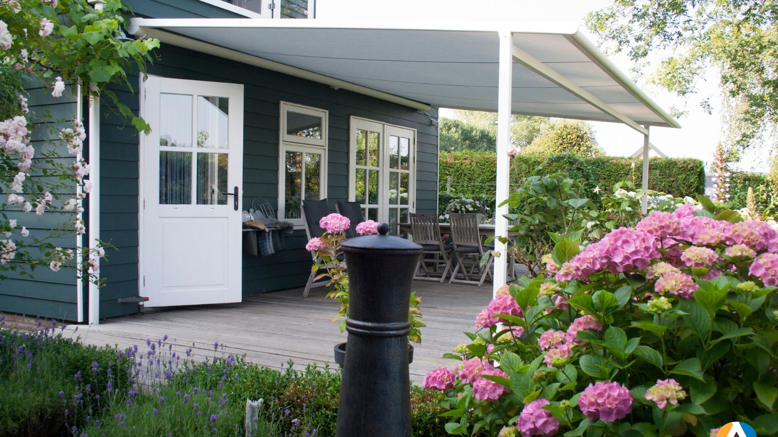 Pergola in de kleur wit, voor minder stevige woningen perfect - STERK Zonweringen