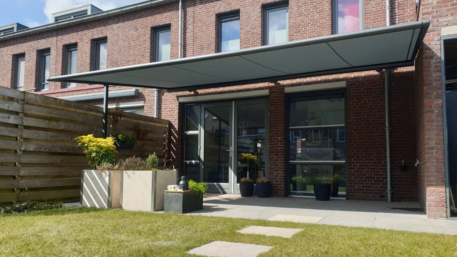 Pergola geplaatst tegen wand zonder pilaar - STERK Zonweringen