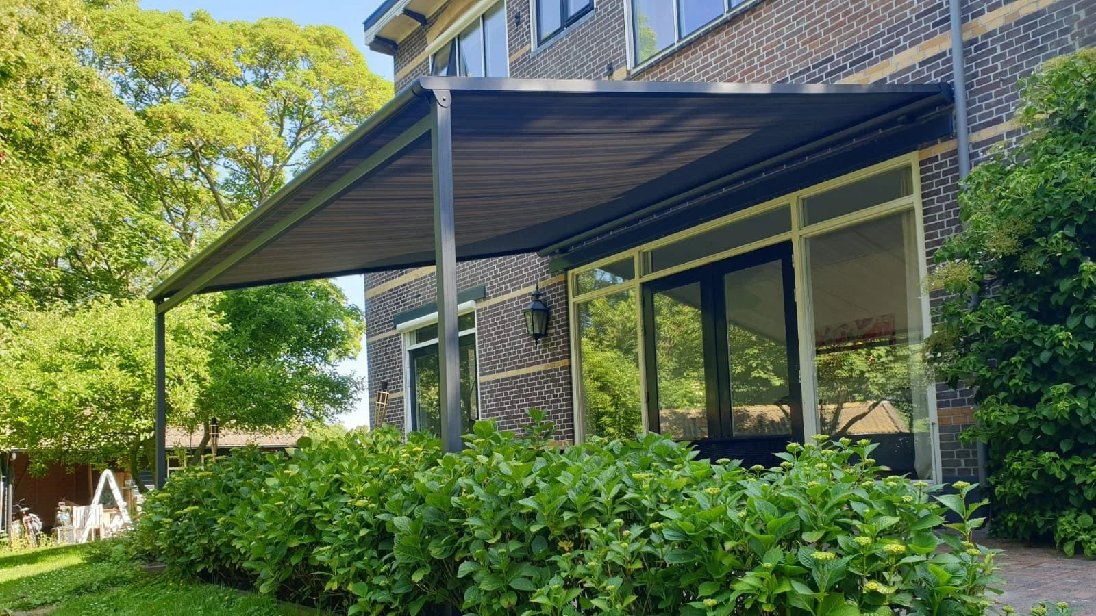 Pergola in het antraciet aan woning in Naarden - STERK Zonweringen