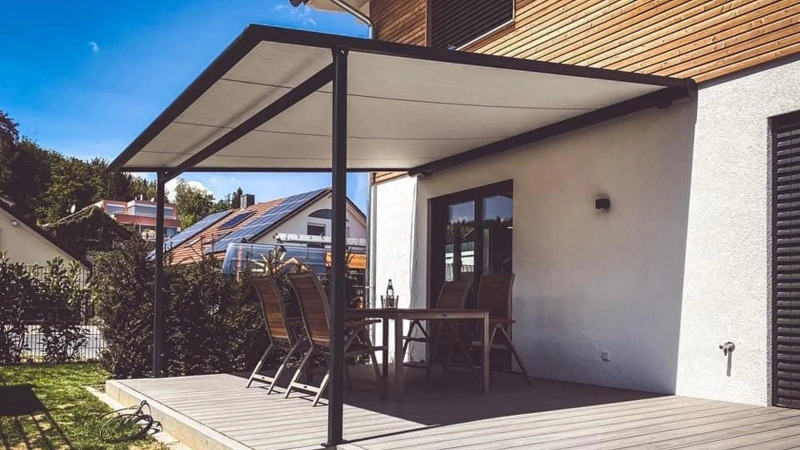 Vinci pergola in het antraciet tegen een witte wand aan - STERK Zonweringen