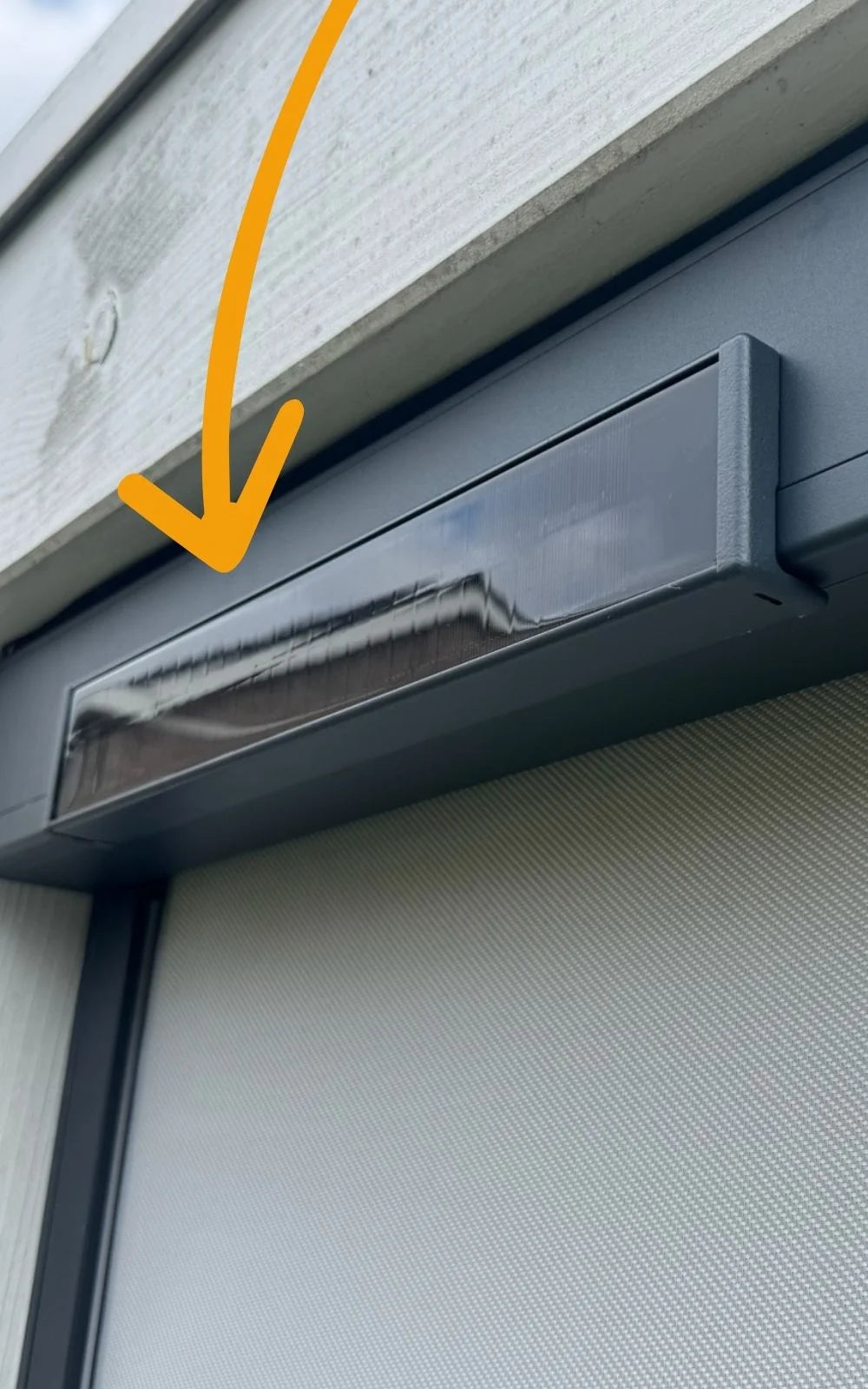 De accu zit weggewerkt in het zonnepaneel bij ons ritsscreen - STERK Zonweringen