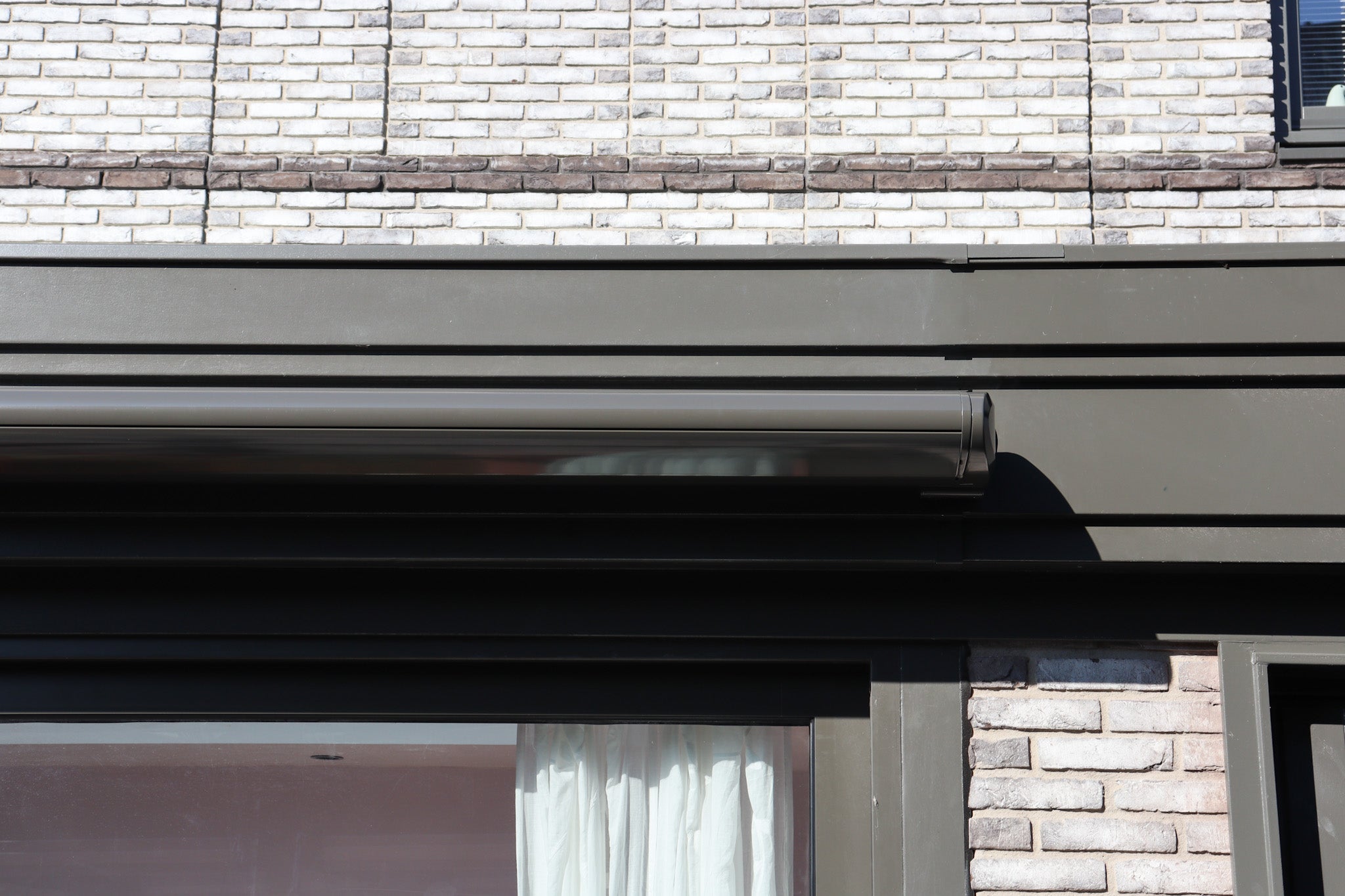 Gaudí 300 - Knikarmscherm - Geplaatst door de specialisten van STERK Zonweringen in Bussum