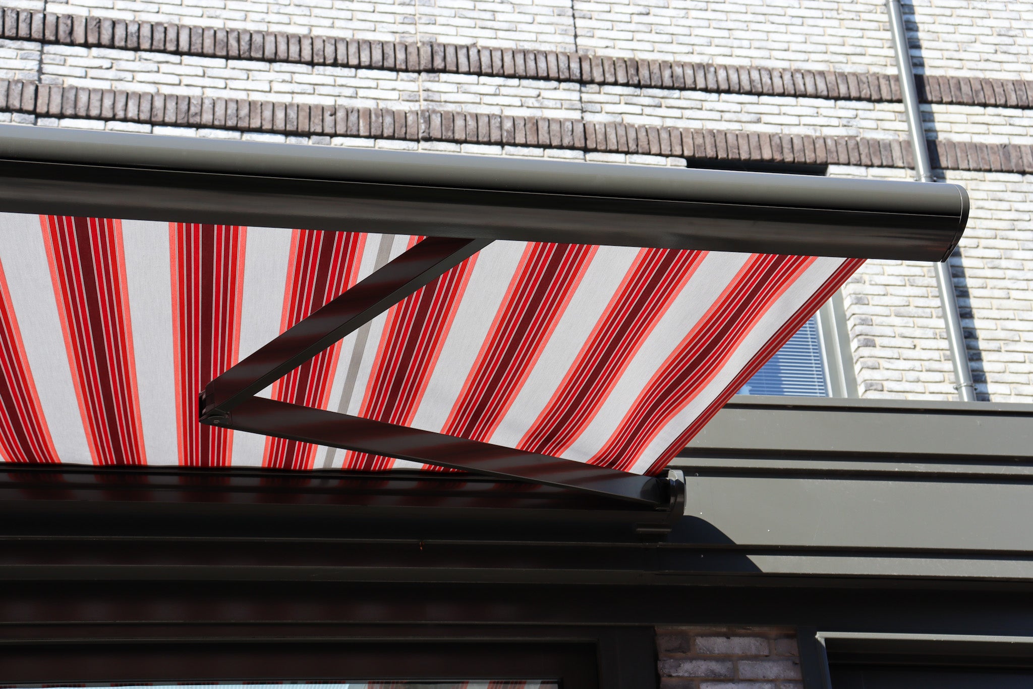 Gaudí 300 - Knikarmscherm - Geplaatst door de specialisten van STERK Zonweringen in Bussum