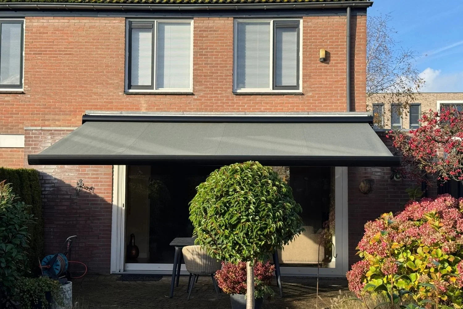 Dit is de foto die we hebben genomen van de achtertuin nadat het scherm er hangt