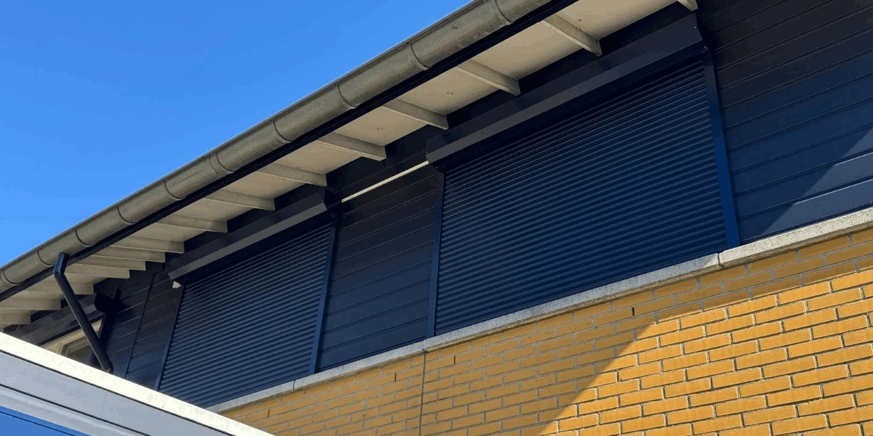 Rolluiken van Verano in het blauw geplaatst door STERK Zonweringen