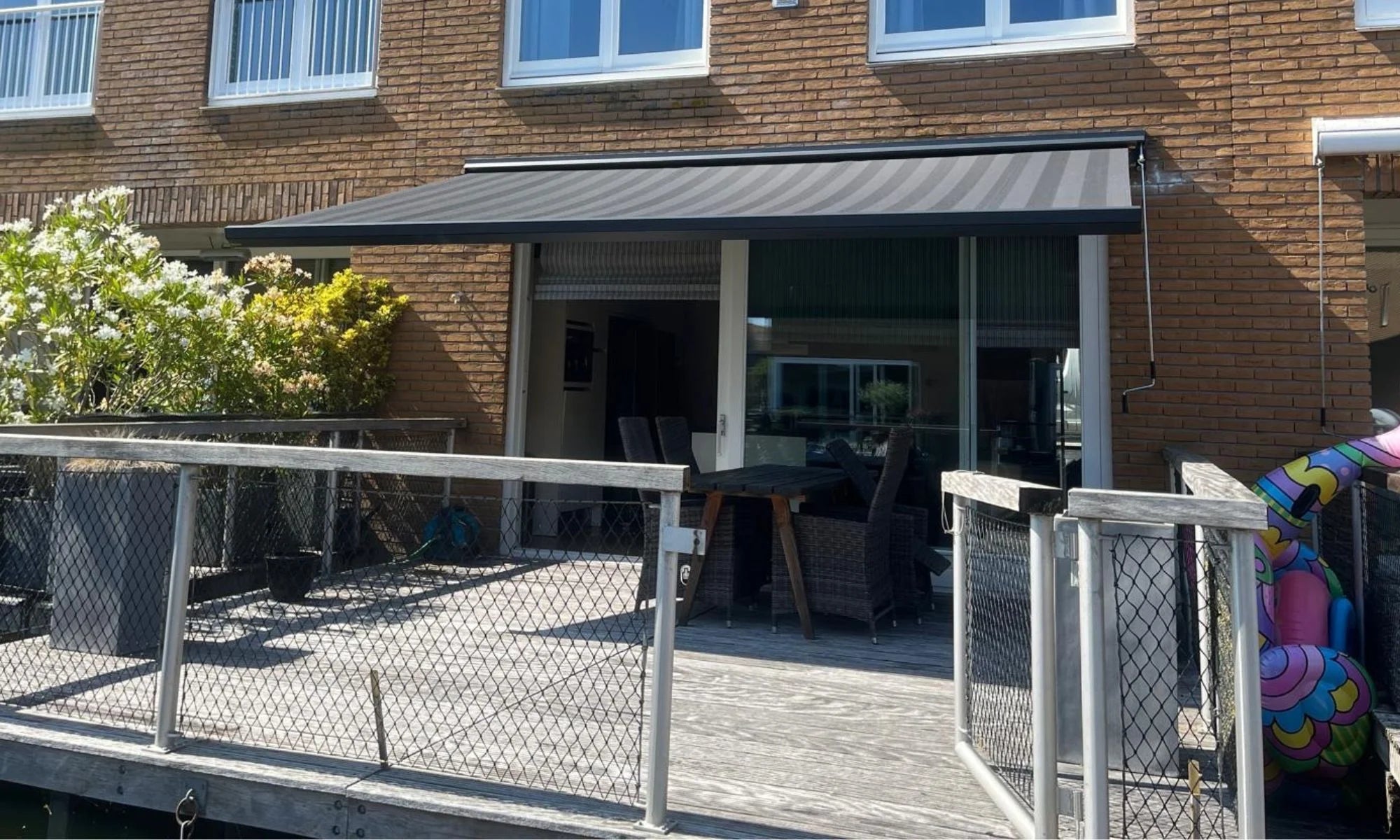 Een nieuw knikarmscherm geplaatst door STERK Zonweringen in Almere