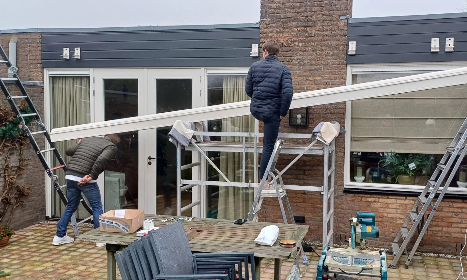 Maatwerk knikarmscherm onzichtbaar geplaatst in de balken in Bussum