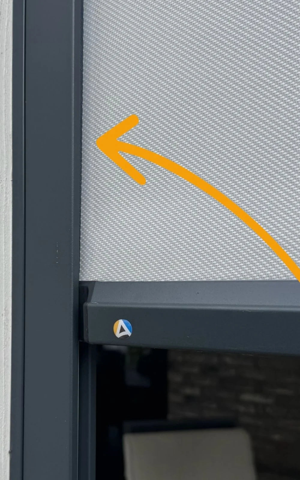 Rvs veren houden het doek continu strak - STERK Zonweringen