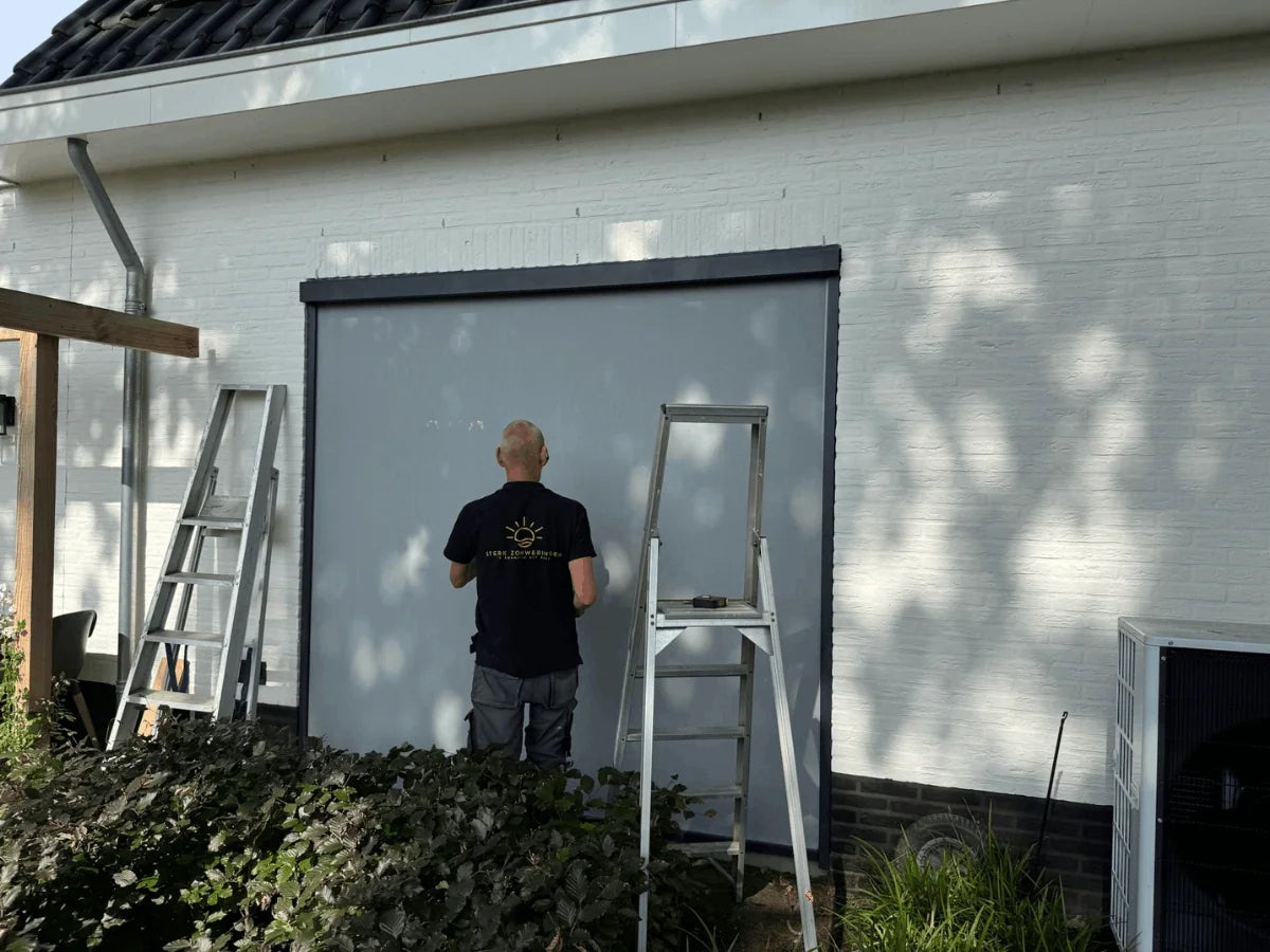 STERK Zonweringen monteur bezig met de reparatie van een screen in Trompenberg, de villa wijk in Hilversum