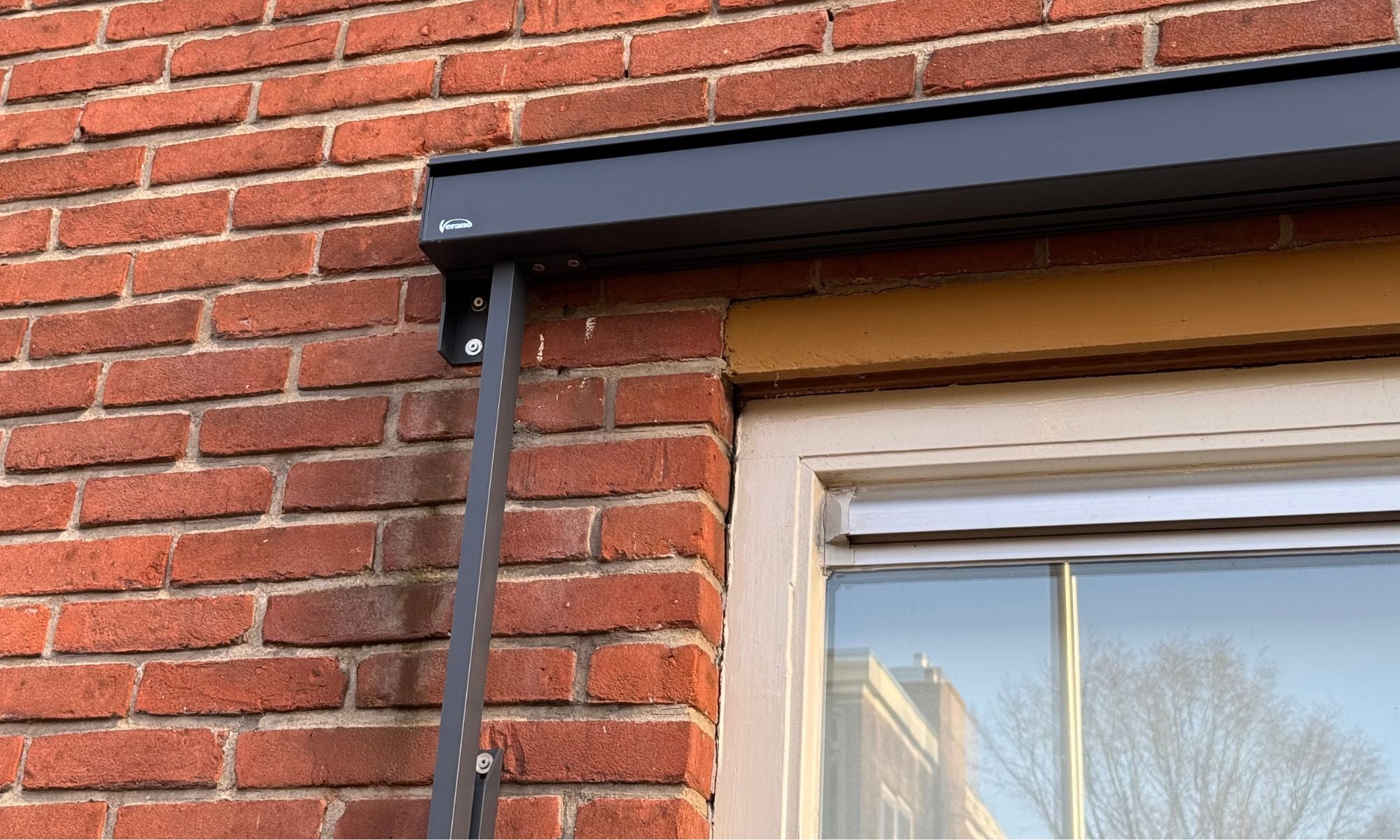 Verano V150 - Uitvalscherm vierkante bak met zonnepaneel - Geplaatst door STERK Zonweringen in Bussum