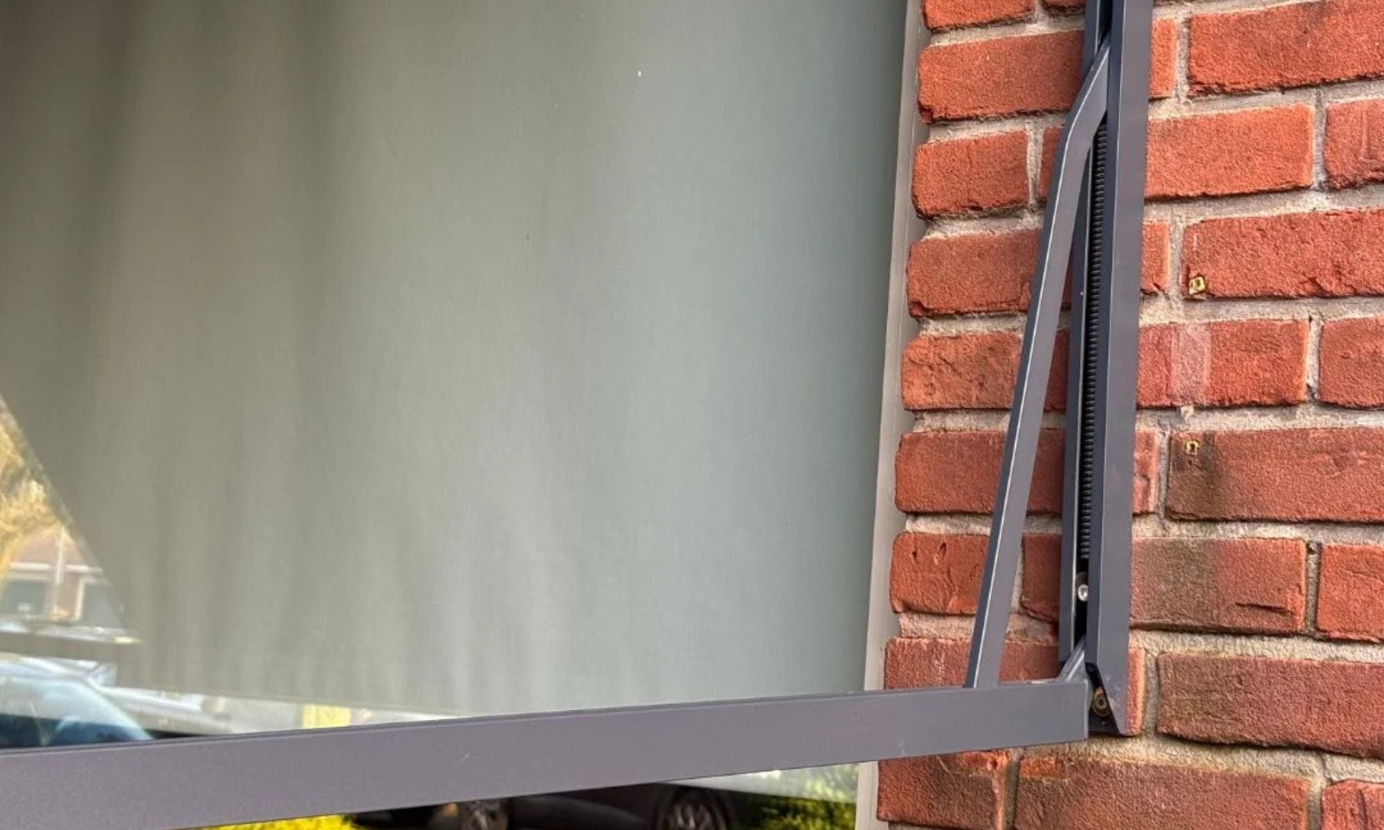 Verano V150 - Uitvalscherm met windvaste rvs geveerde armen - Geplaatst door STERK Zonweringen in Bussum
