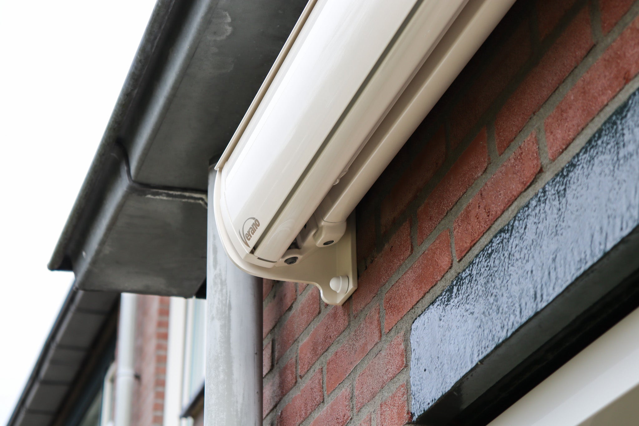 Verano V225 zonnescherm geplaatst boven een zonnig terras