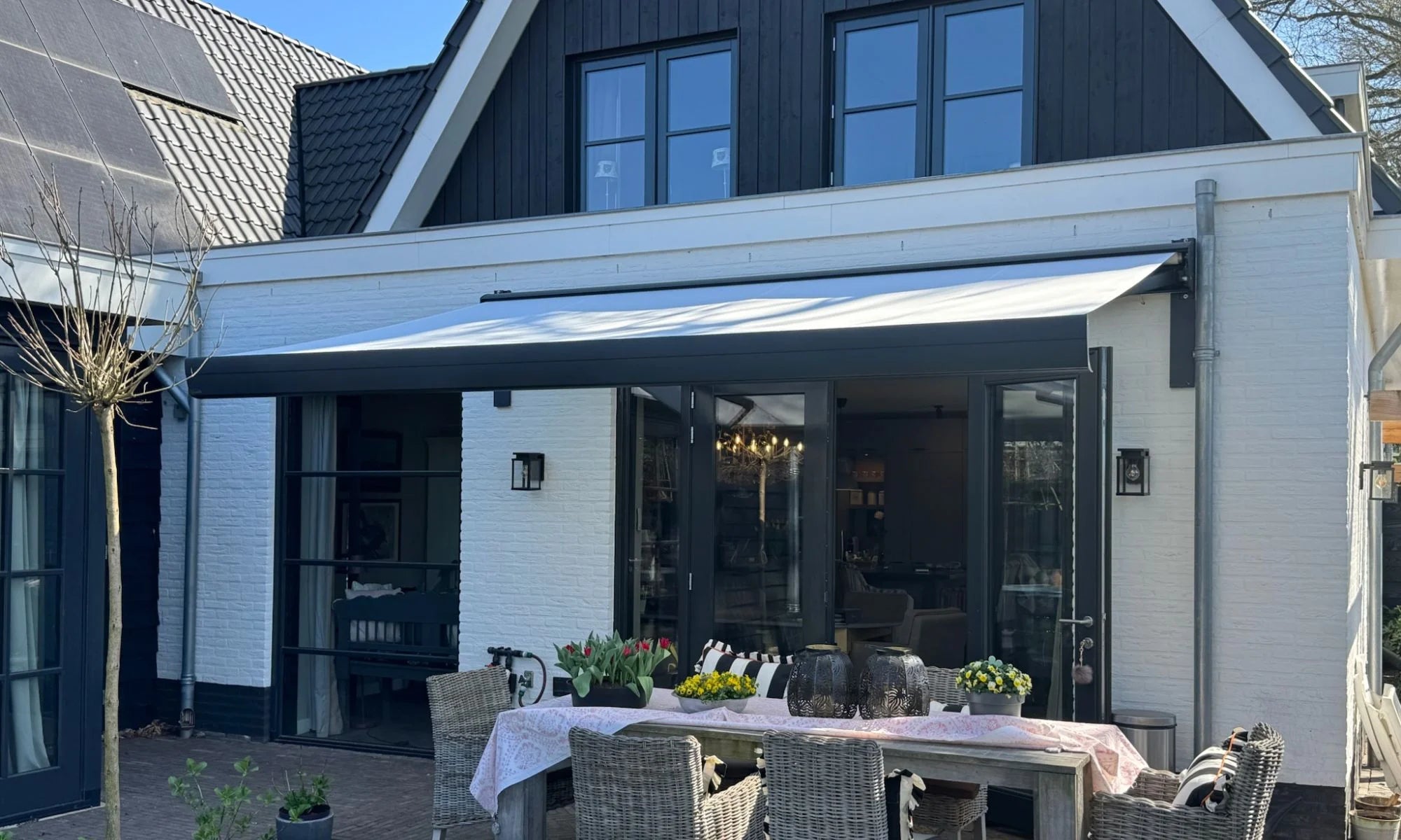 Verano V255 open positie met wit doek knikarmscherm - STERK Zonweringen