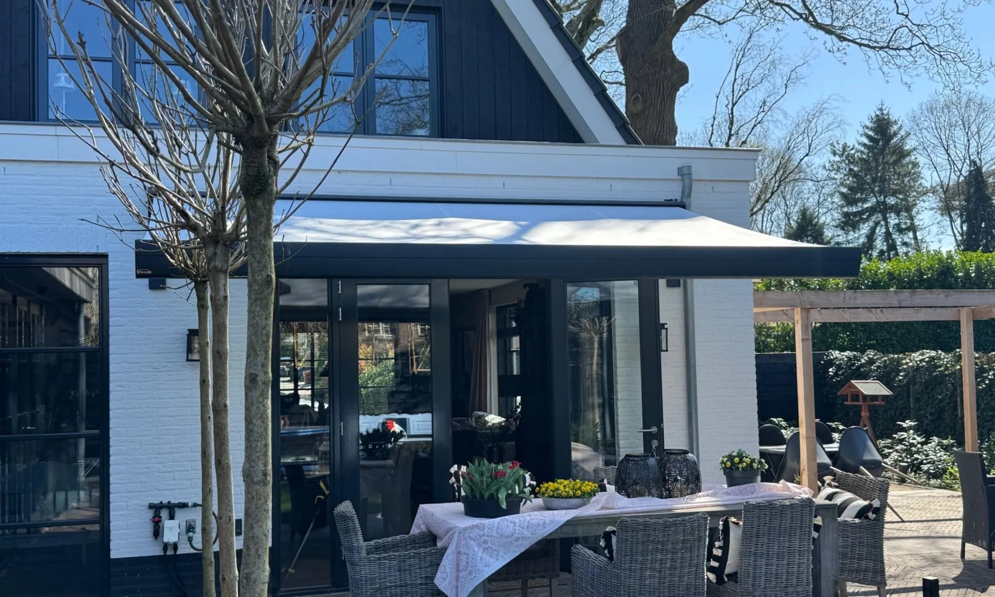 Verano V255 knikarmscherm geplaatst in Laren door STERK Zonweringen