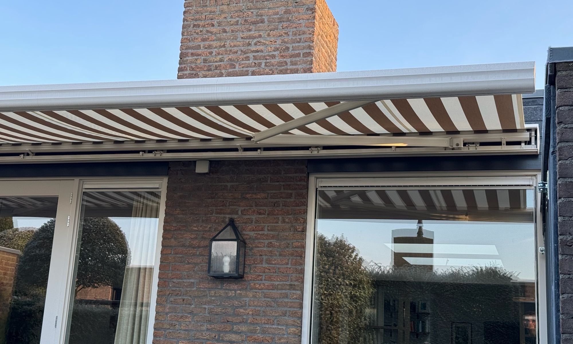 Verano V360 met bruin wit doek knikarmscherm - STERK Zonweringen