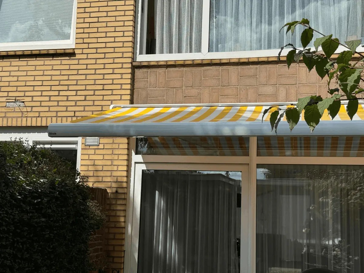 Een knikarmscherm, ook wel terrasscherm, geplaatst in Hilversum - STERK Zonweringen