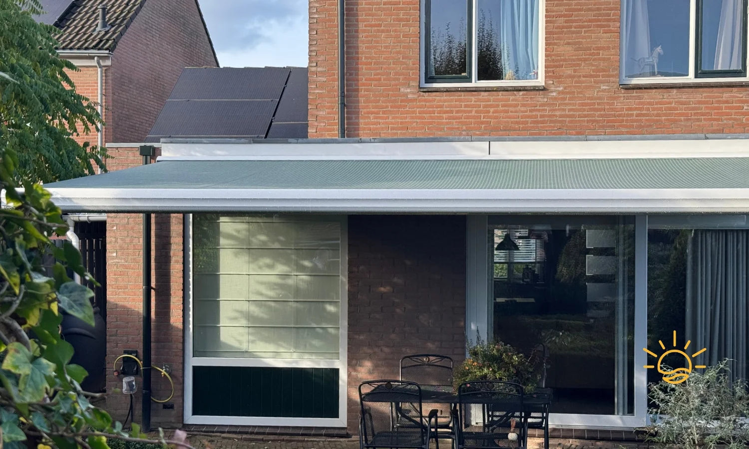 Verano V360 - Knikarmscherm 6 meter breed - Geplaatst in Huizen door STERK Zonweringen