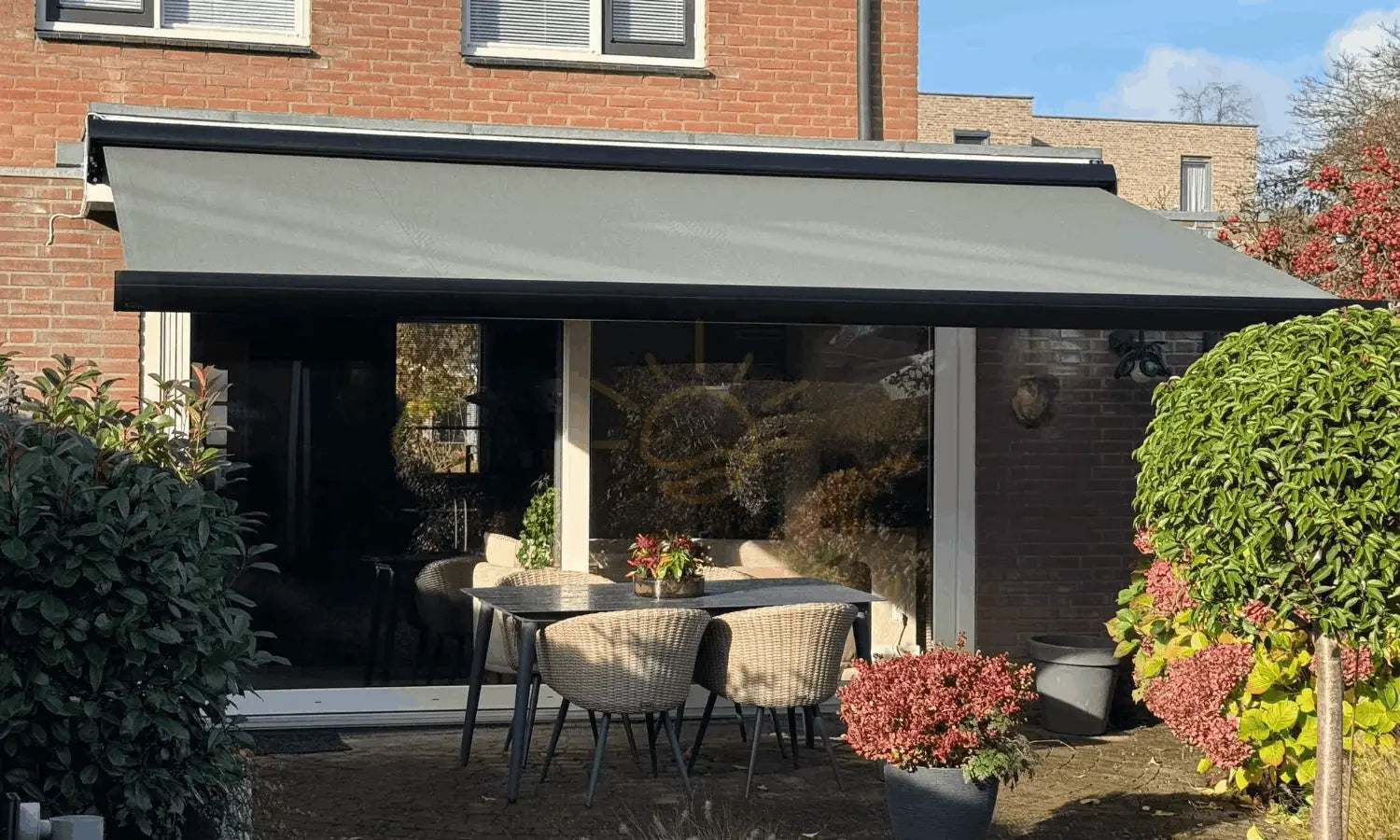 Verano V225 knikarmscherm geplaatst door STERK Zonweringen in Huizen