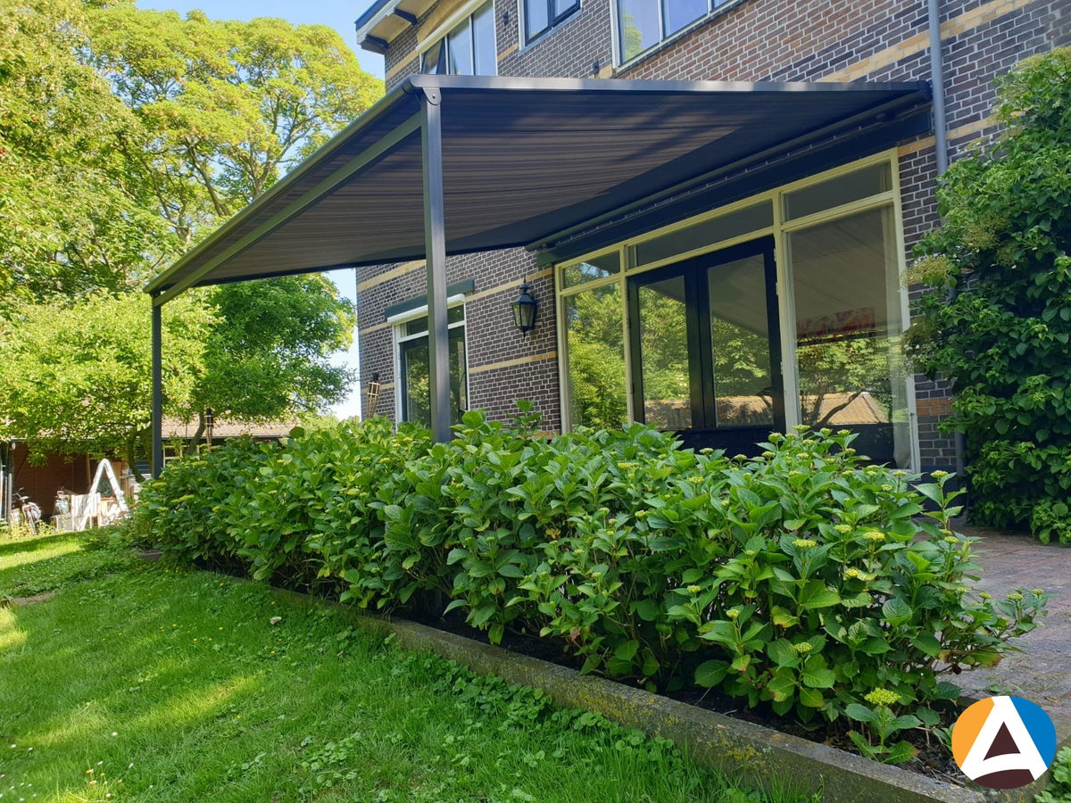 Stijlvolle pergola zwart voor een modern terras