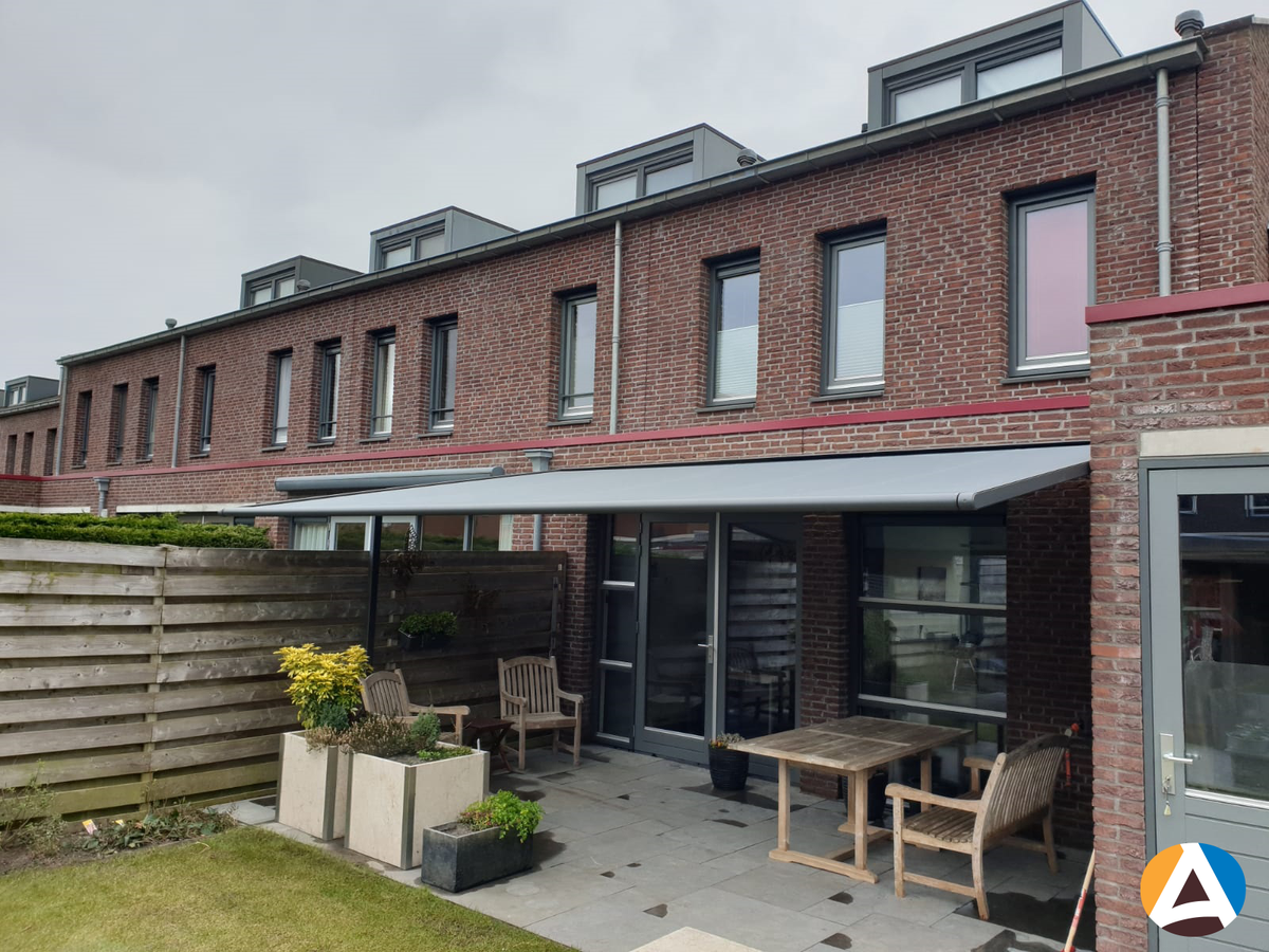 Compacte pergola balkon voor zon en beschutting