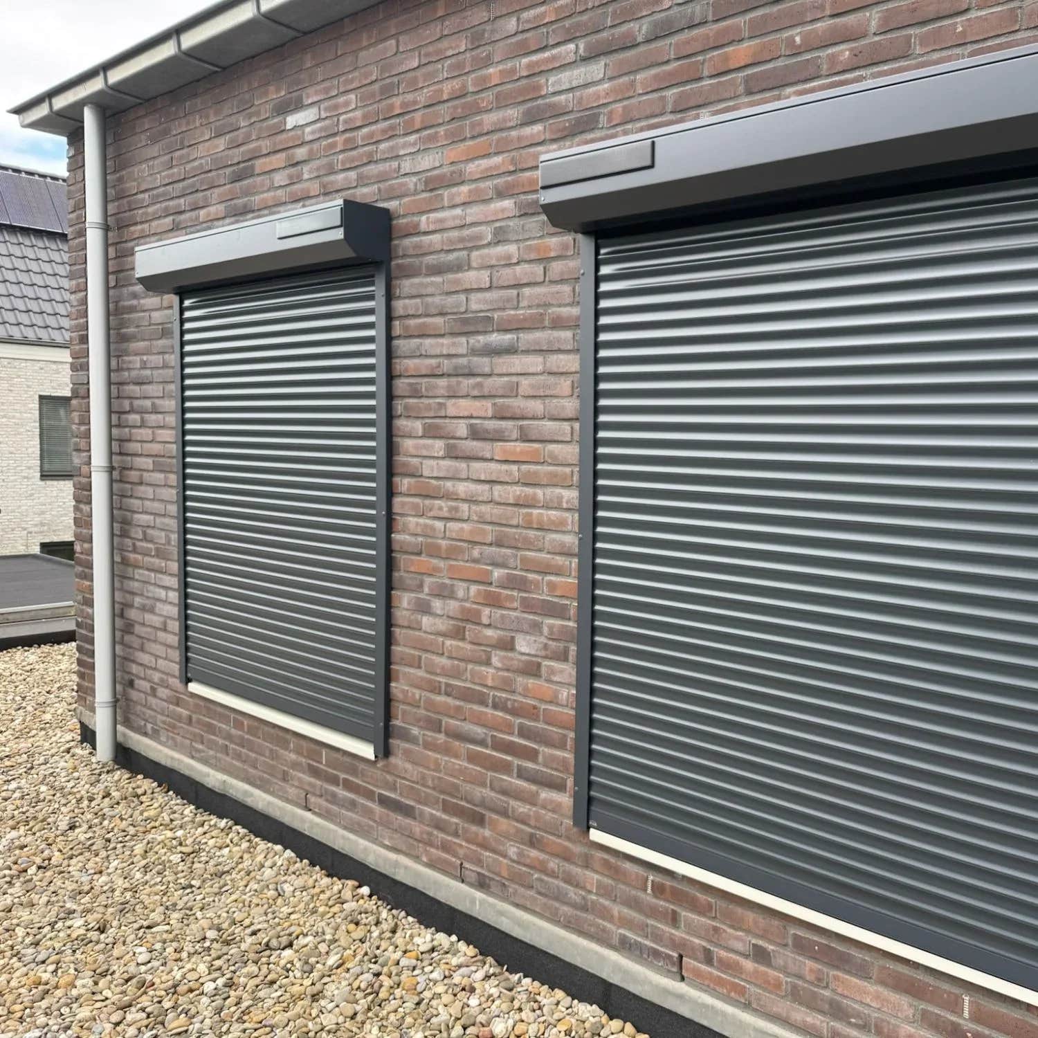 Roller shutters for sun shading and insulation