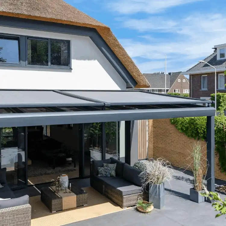 Veranda met zonwering boven het glazen dak, geplaatst door STERK Zonweringen