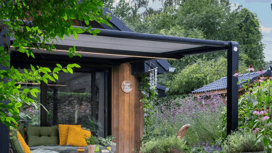 Elektrische verandazonwering met LED-verlichting boven een terras, Verano V642 Tumba, geplaatst door STERK Zonweringen