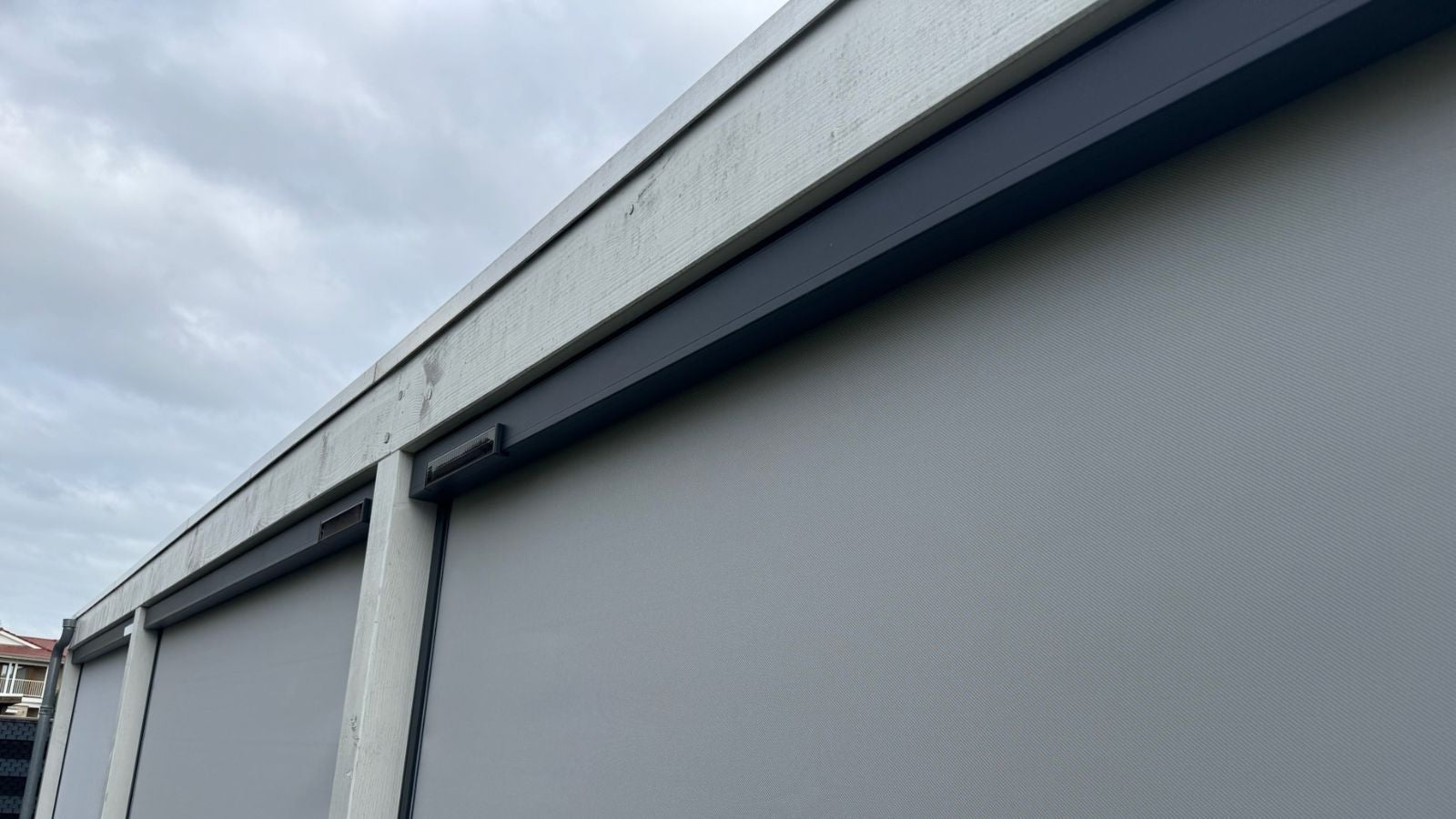 Allround nova ritsscreens geplaatst in Almere door STERK Zonweringen met een solar paneel