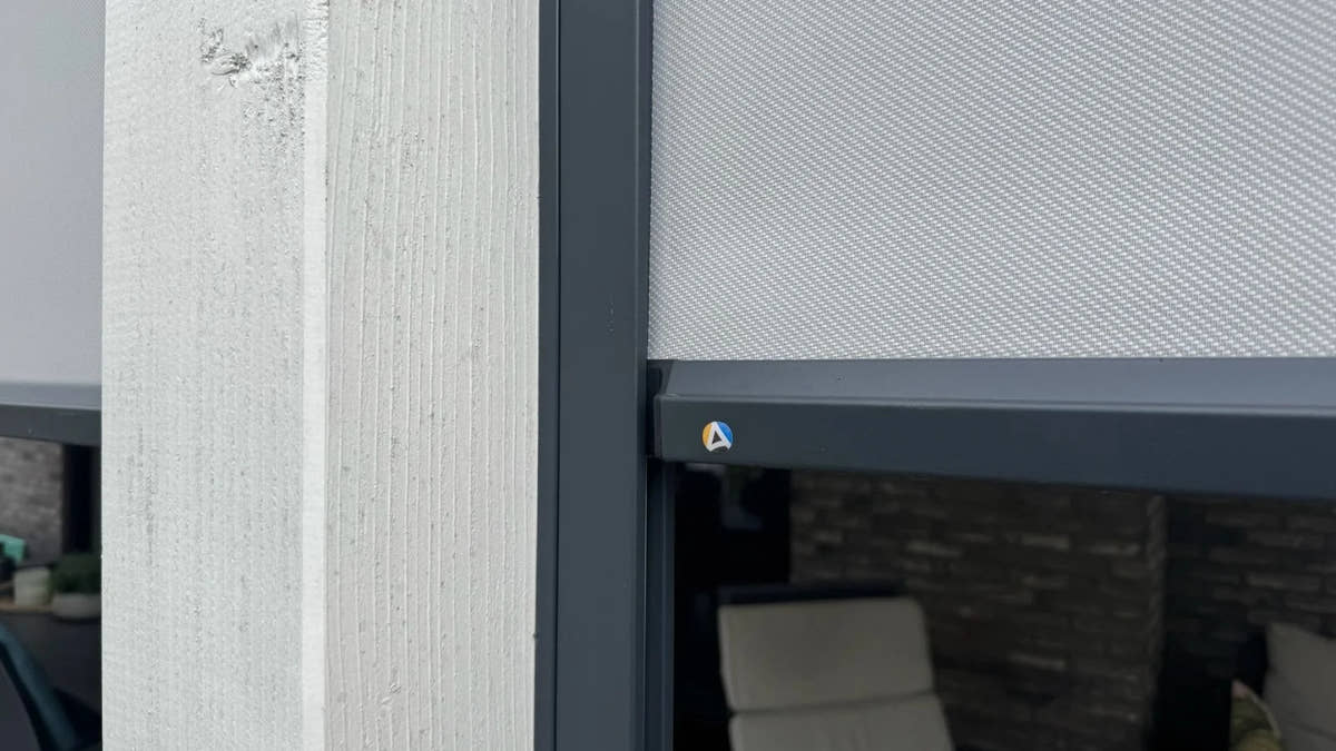 Allround nova ritsscreens geplaatst in Almere door STERK Zonweringen - Met geleider inclusief rits welke middels rvs veren je doek strak trekt
