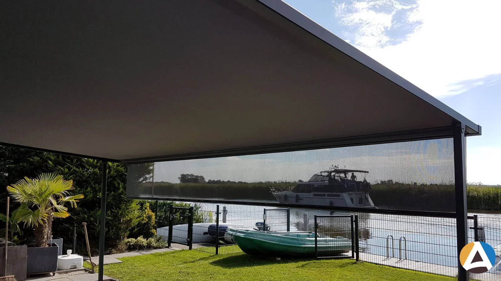 Vinci 250 pergola met variovolant voor de lage zon in Huizen - STERK Zonweringen