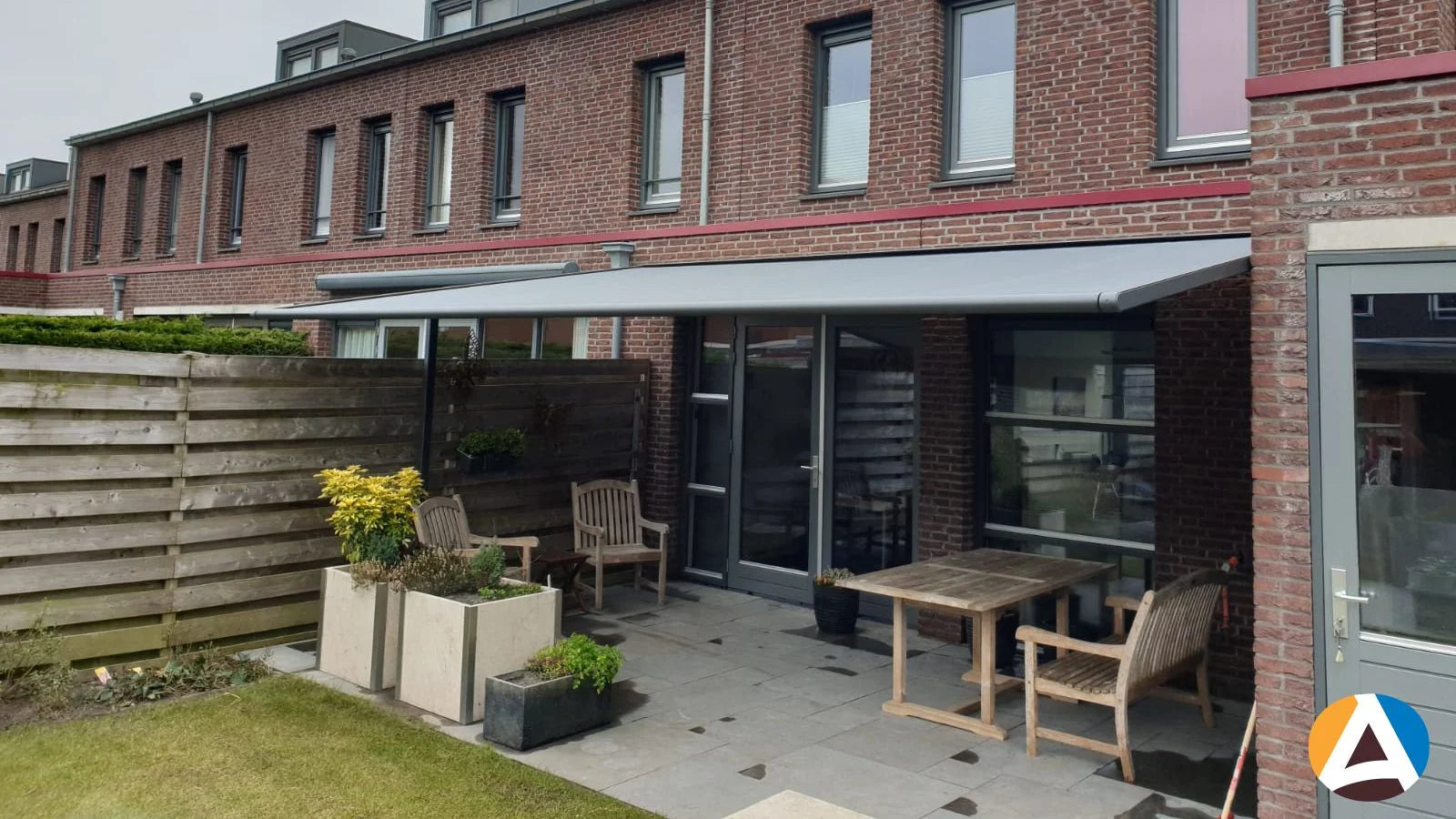 Pergola geplaatst tegen een wand zonder pilaar - STERK Zonweringen