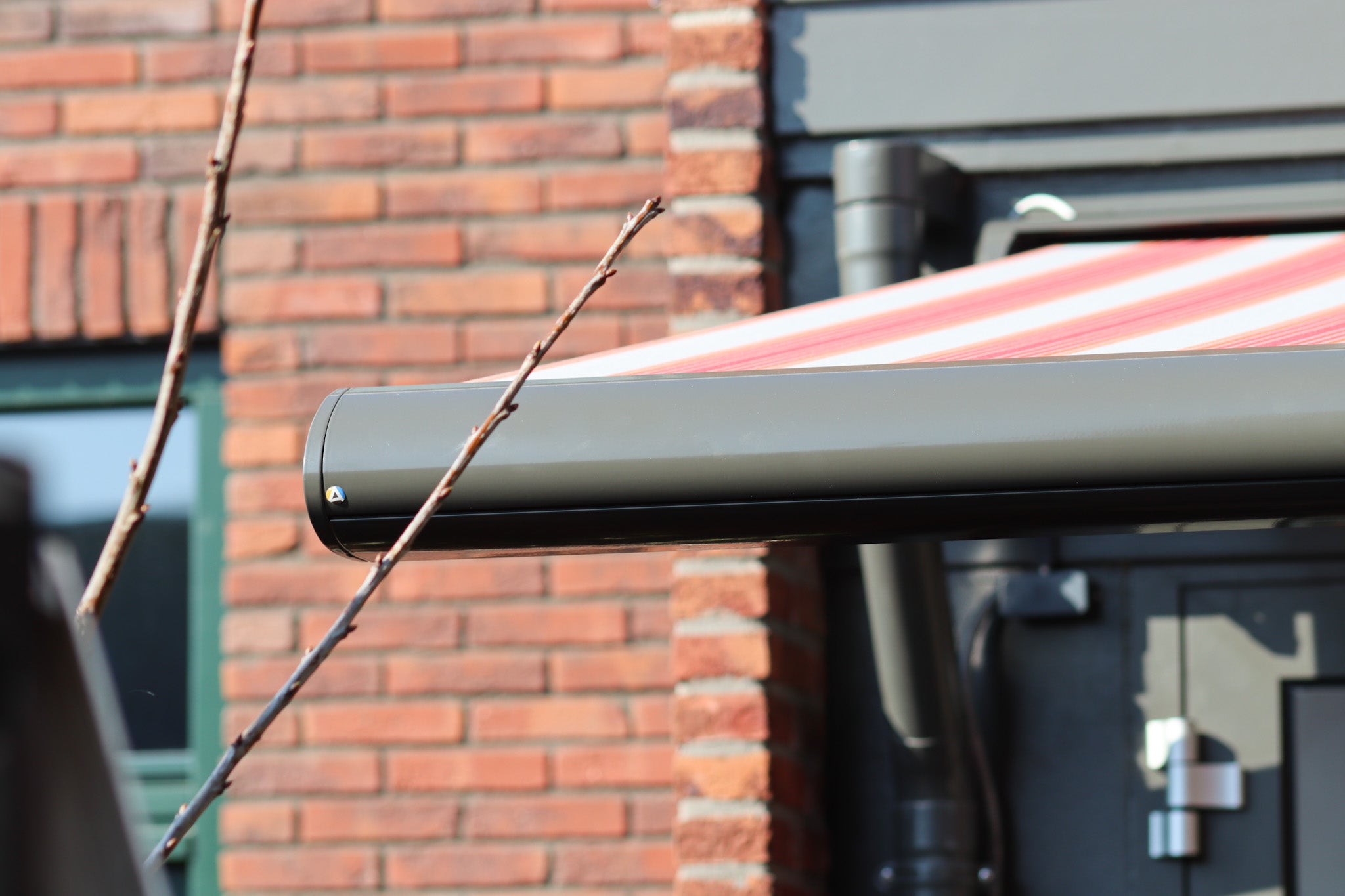 Gaudí 300 - Knikarmscherm - Geplaatst door de specialisten van STERK Zonweringen in Bussum