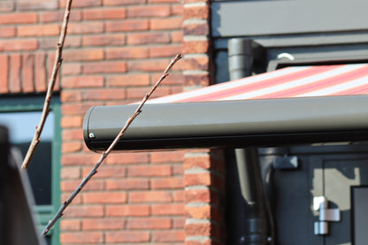 Gaudí 300 - Knikarmscherm - Geplaatst door de specialisten van STERK Zonweringen in Bussum