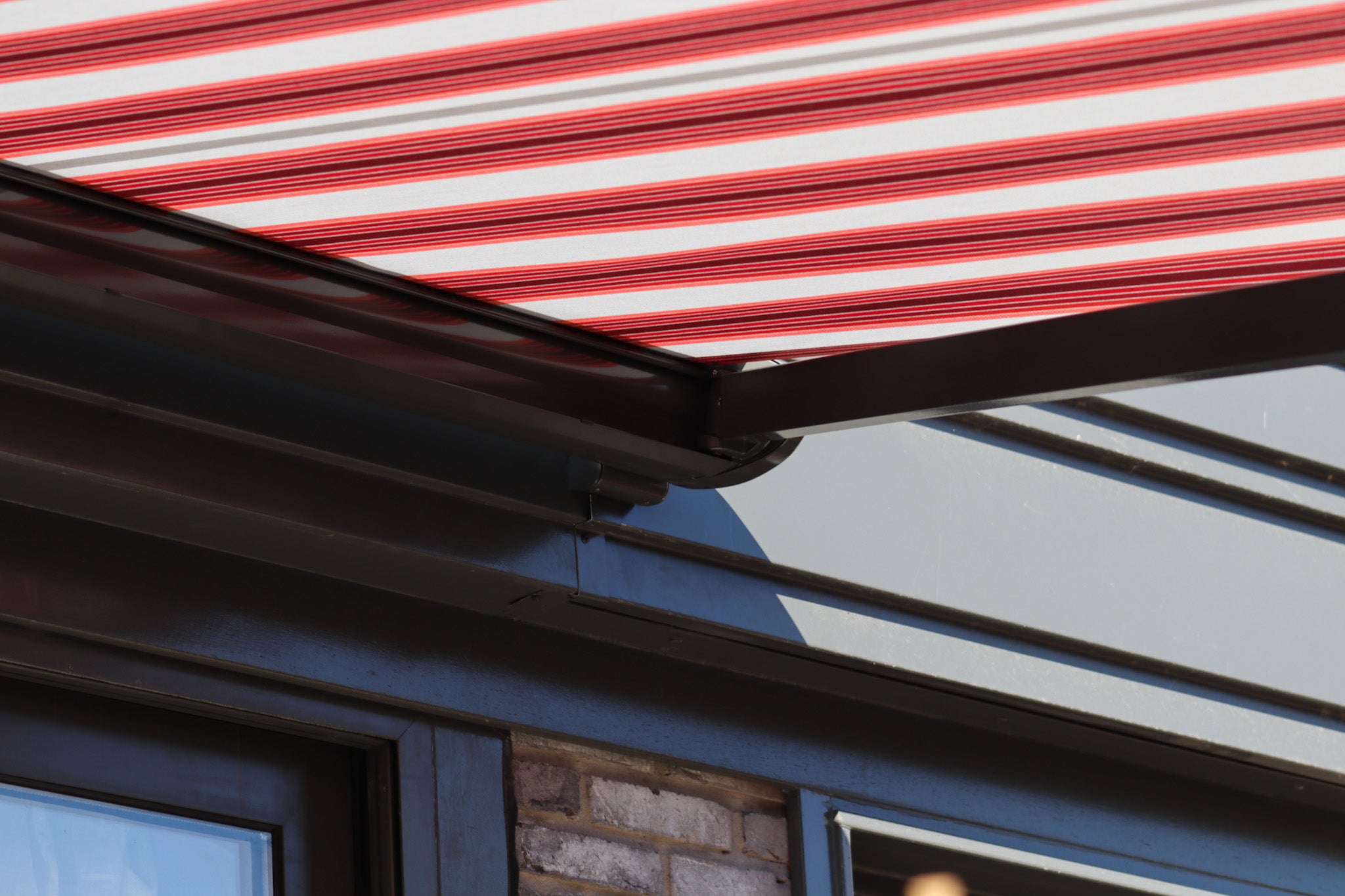 Gaudí 300 - Knikarmscherm - Geplaatst door de specialisten van STERK Zonweringen in Bussum