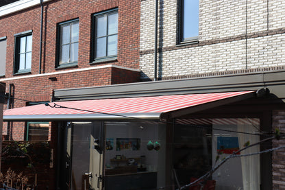 Gaudí 300 - Knikarmscherm - Geplaatst door de specialisten van STERK Zonweringen in Bussum