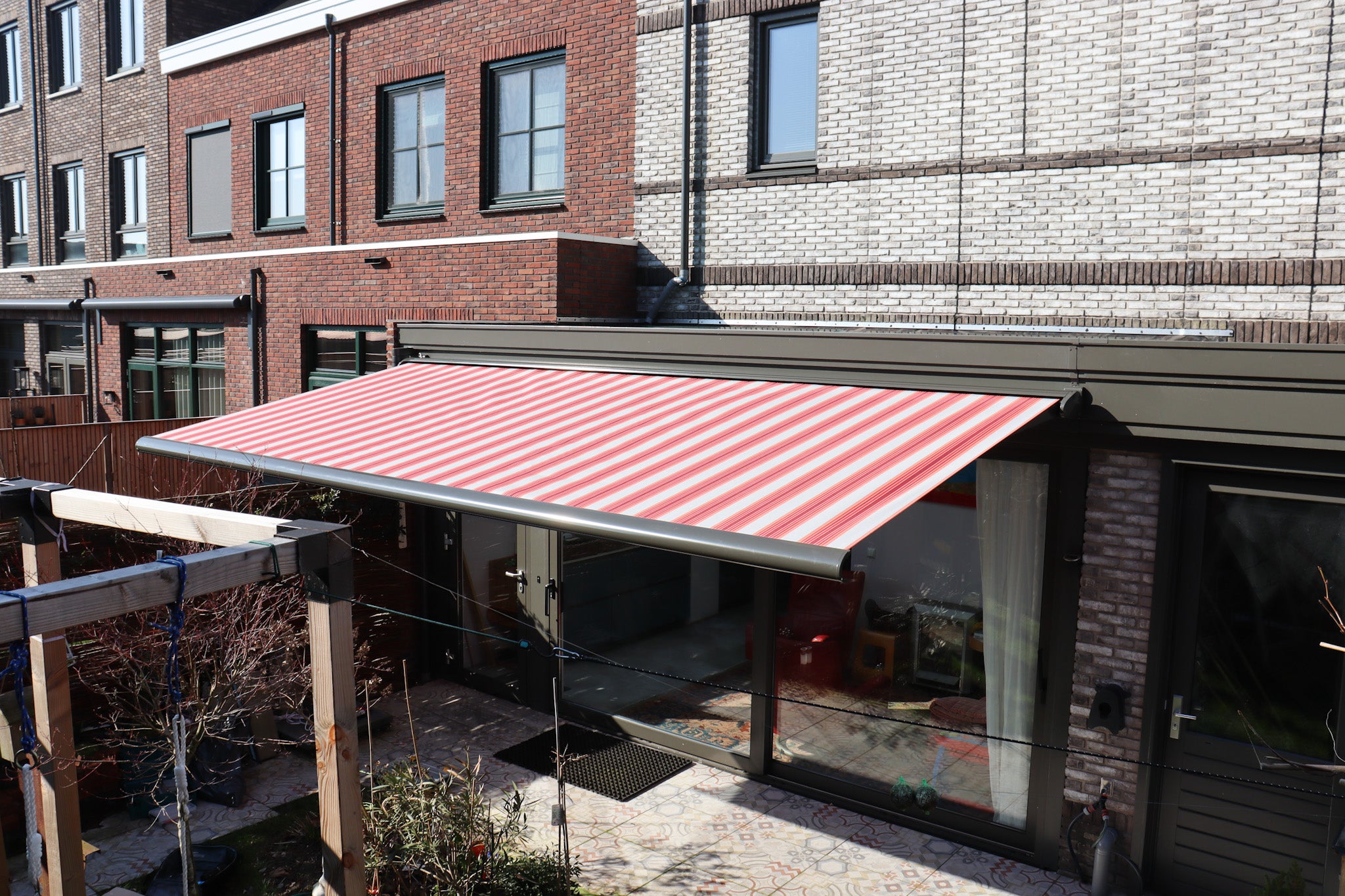 Gaudí 300 - Knikarmscherm - Geplaatst door de specialisten van STERK Zonweringen in Bussum