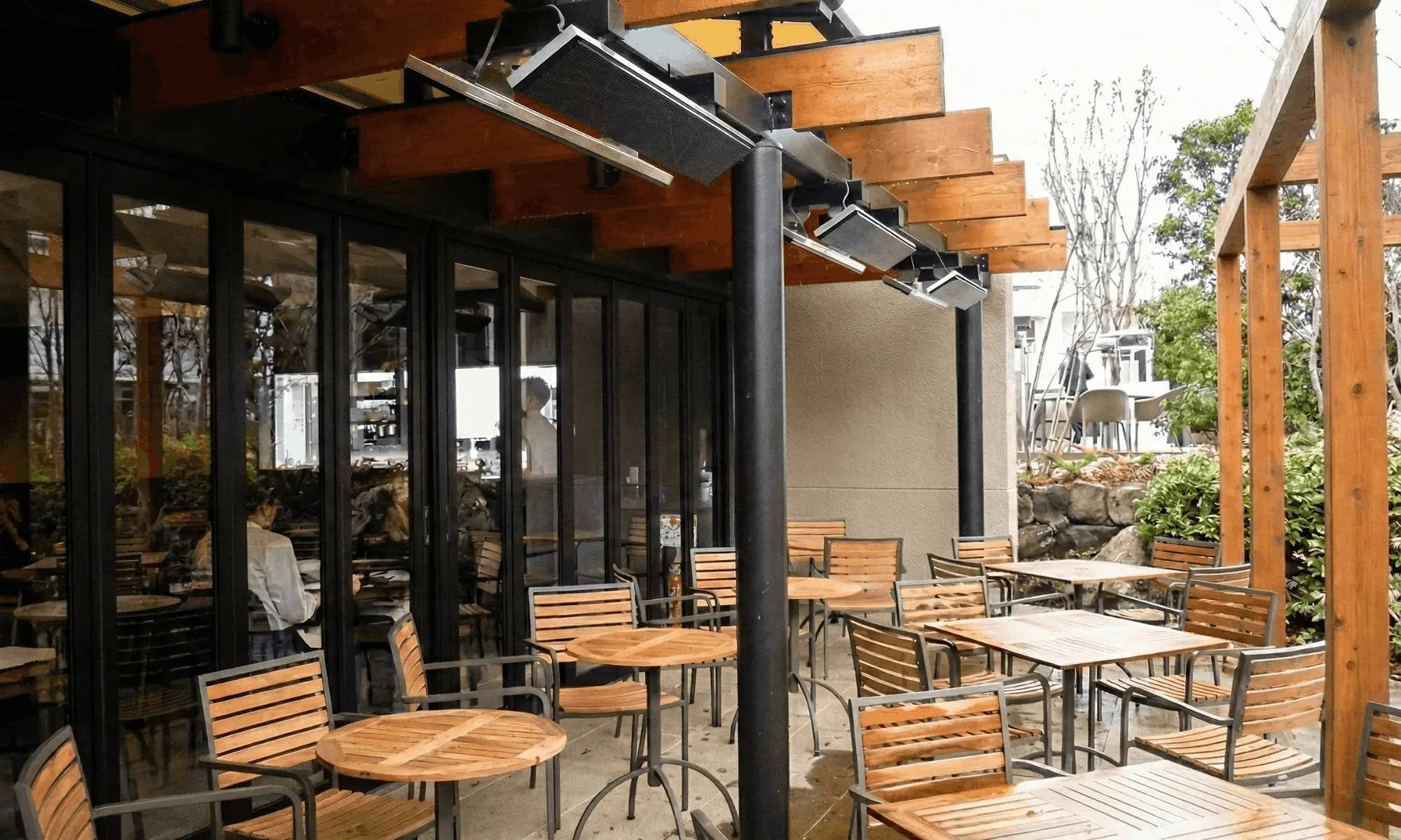 Heatstrip Classic 1500W op horeca-terras met overkapping - STERK Zonweringen