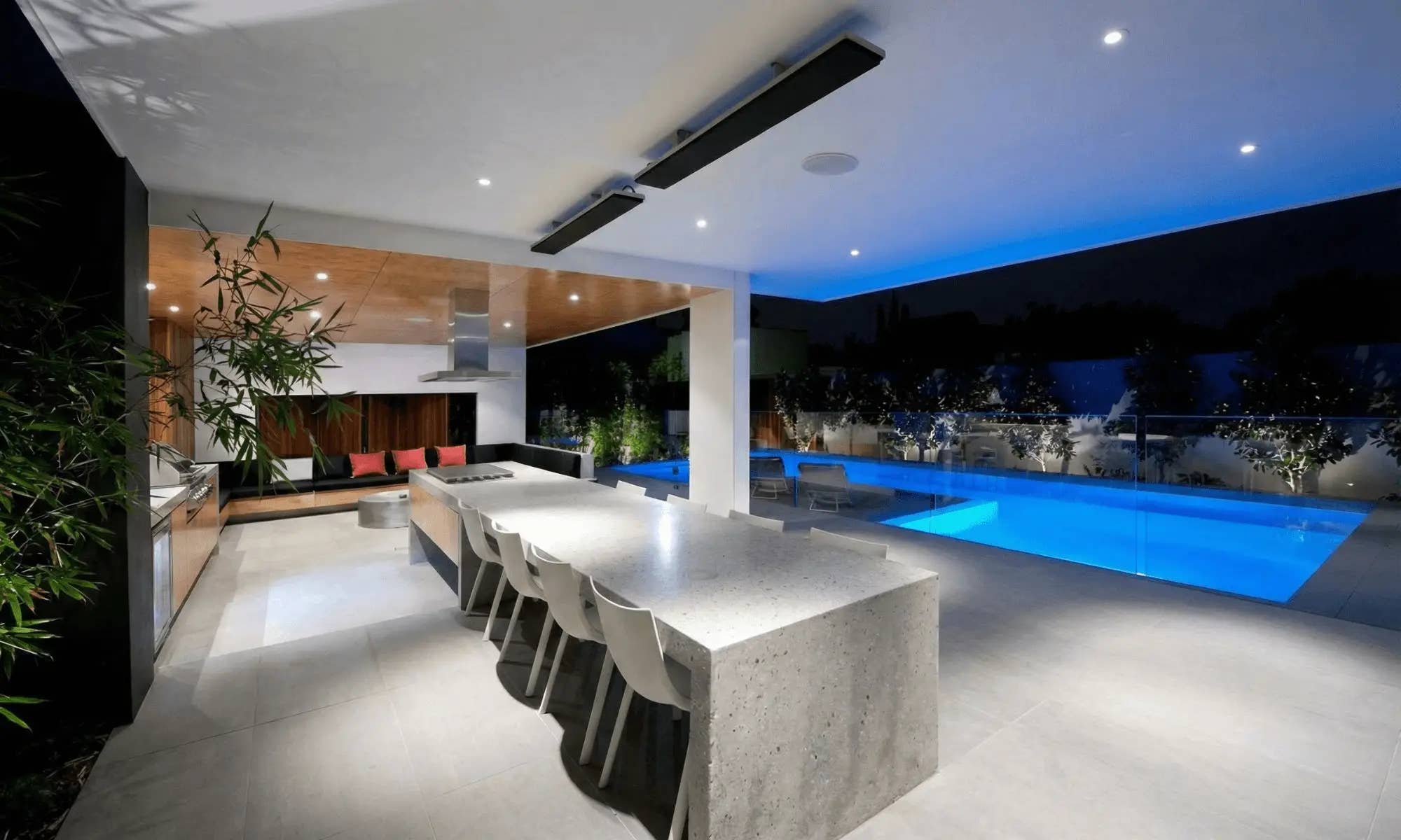 Heatstrip Classic 1500W geïnstalleerd op modern outdoor-terras - STERK Zonweringen
