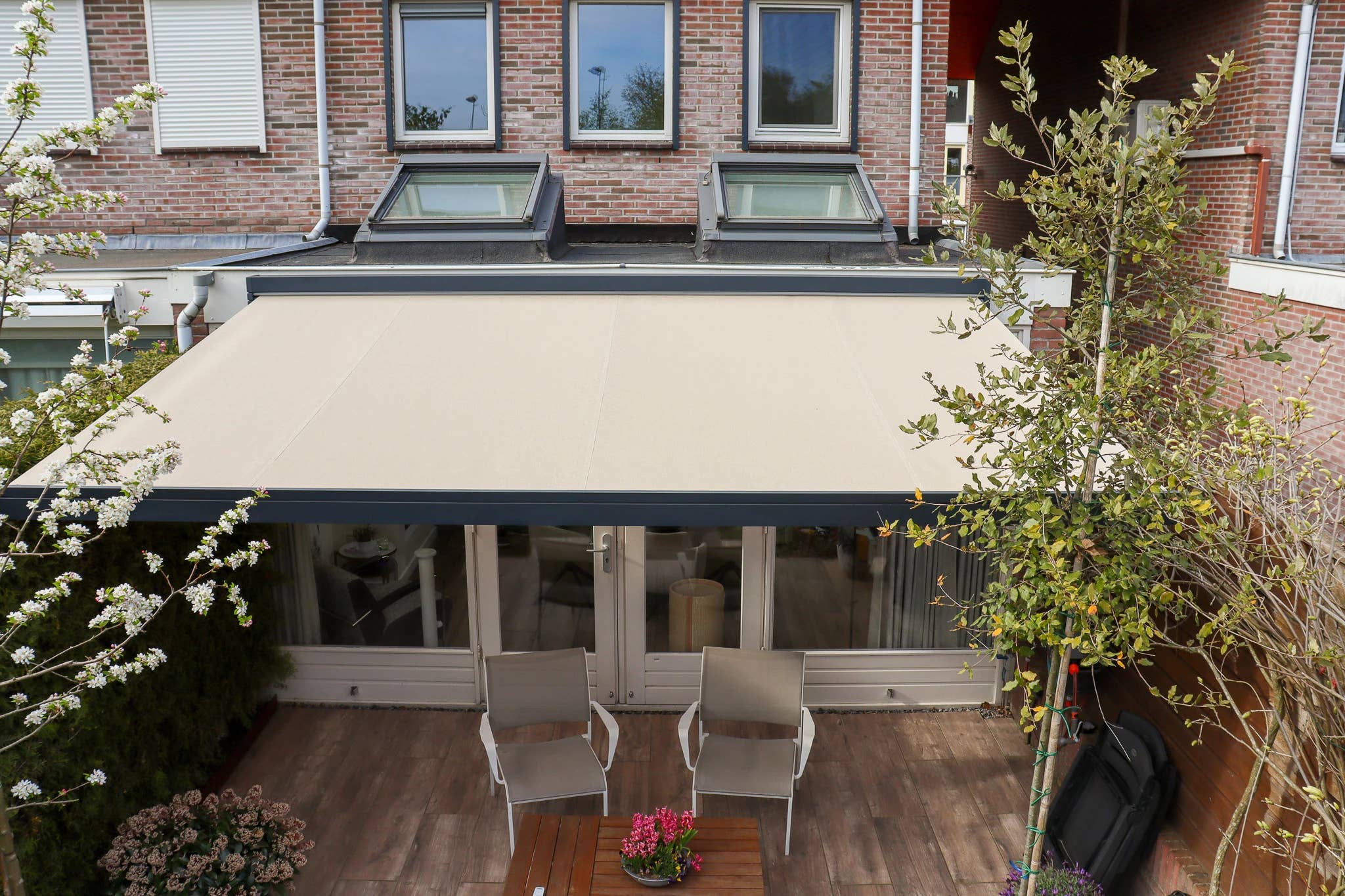 Zwarte Allround Moneo geopend doek aanzicht van bovenaf
