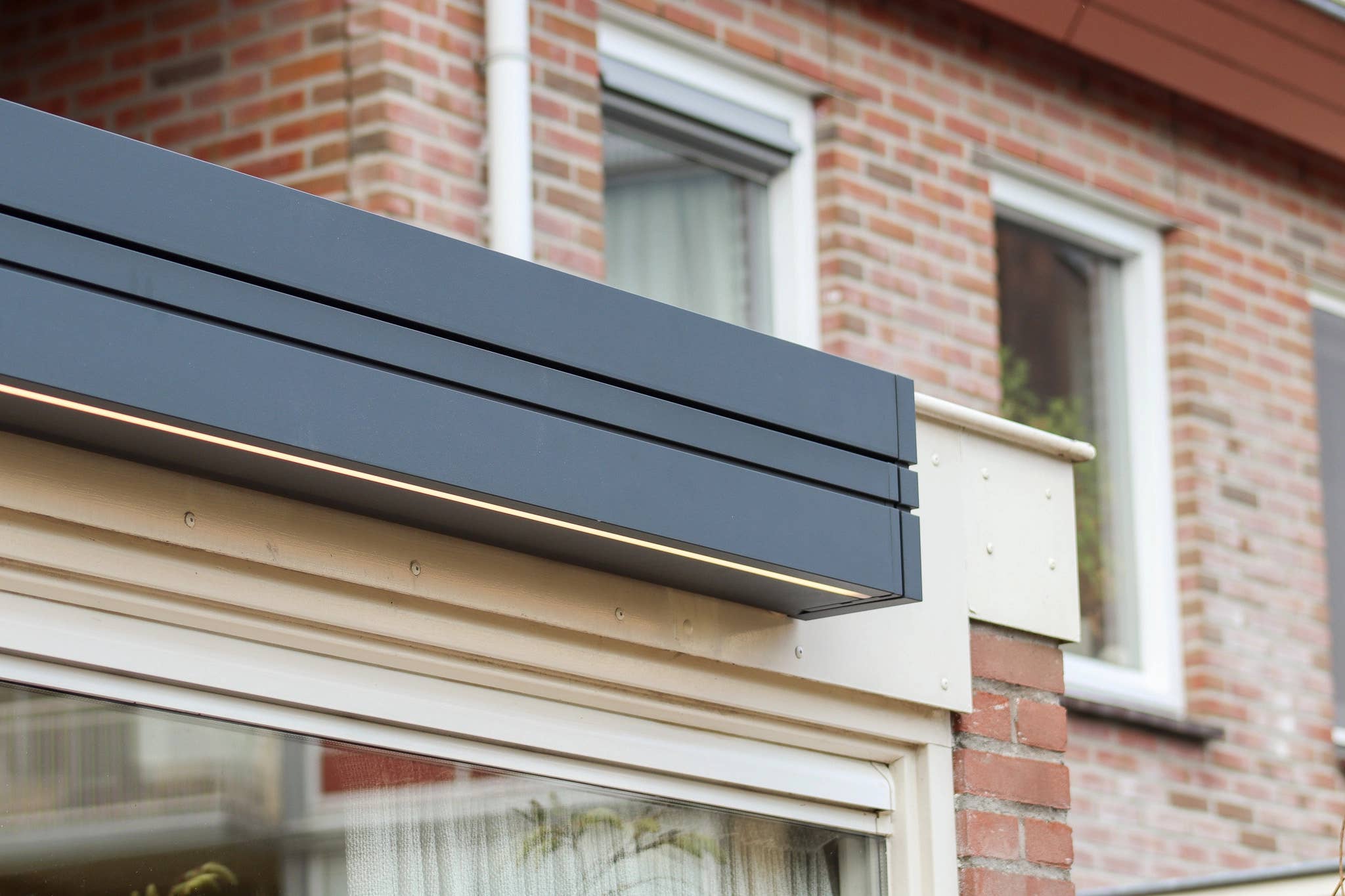 In Bussum geplaatste zwarte Allround Moneo gesloten detail vooraanzicht