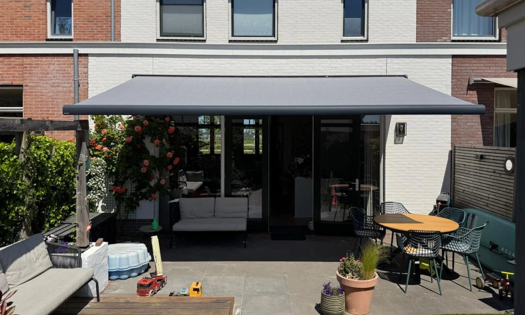 Jouw knikarmscherm of terrasscherm specialist in Bussum - Het scherm op de foto is door STERK Zonweringen geplaatst