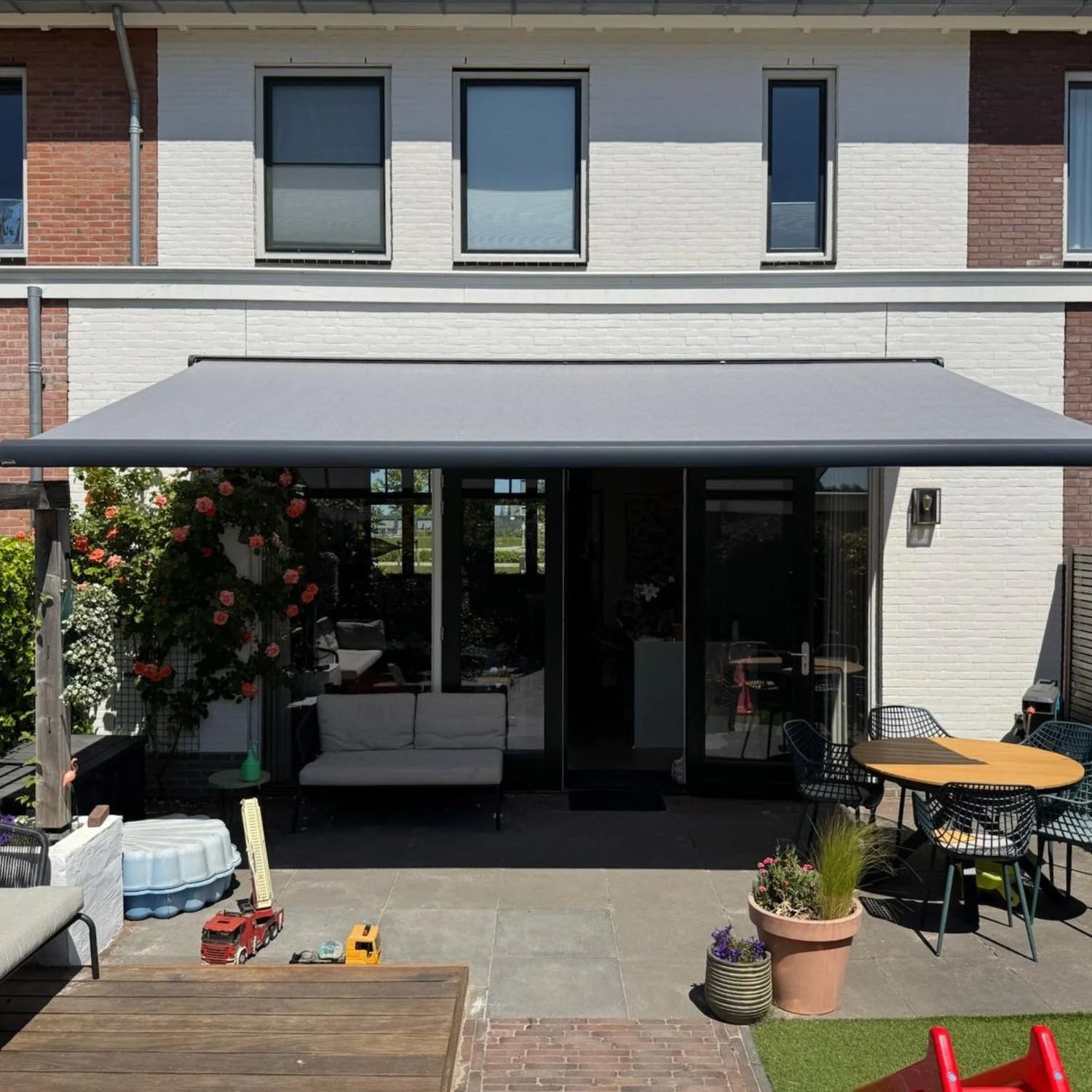 Een terrasscherm geplaatst door STERK Zonweringen in Bussum