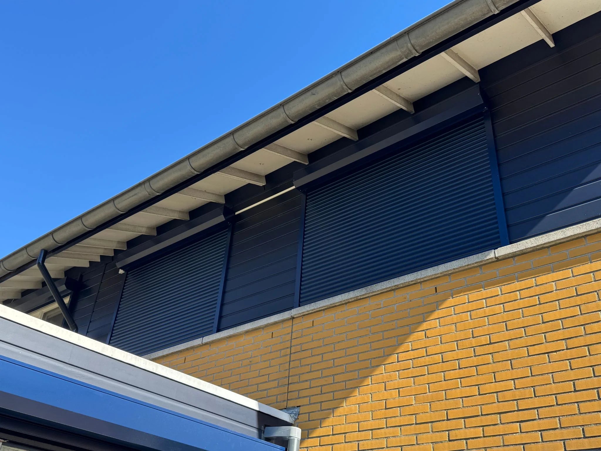 Rolluiken van Verano in het blauw geplaatst door STERK Zonweringen