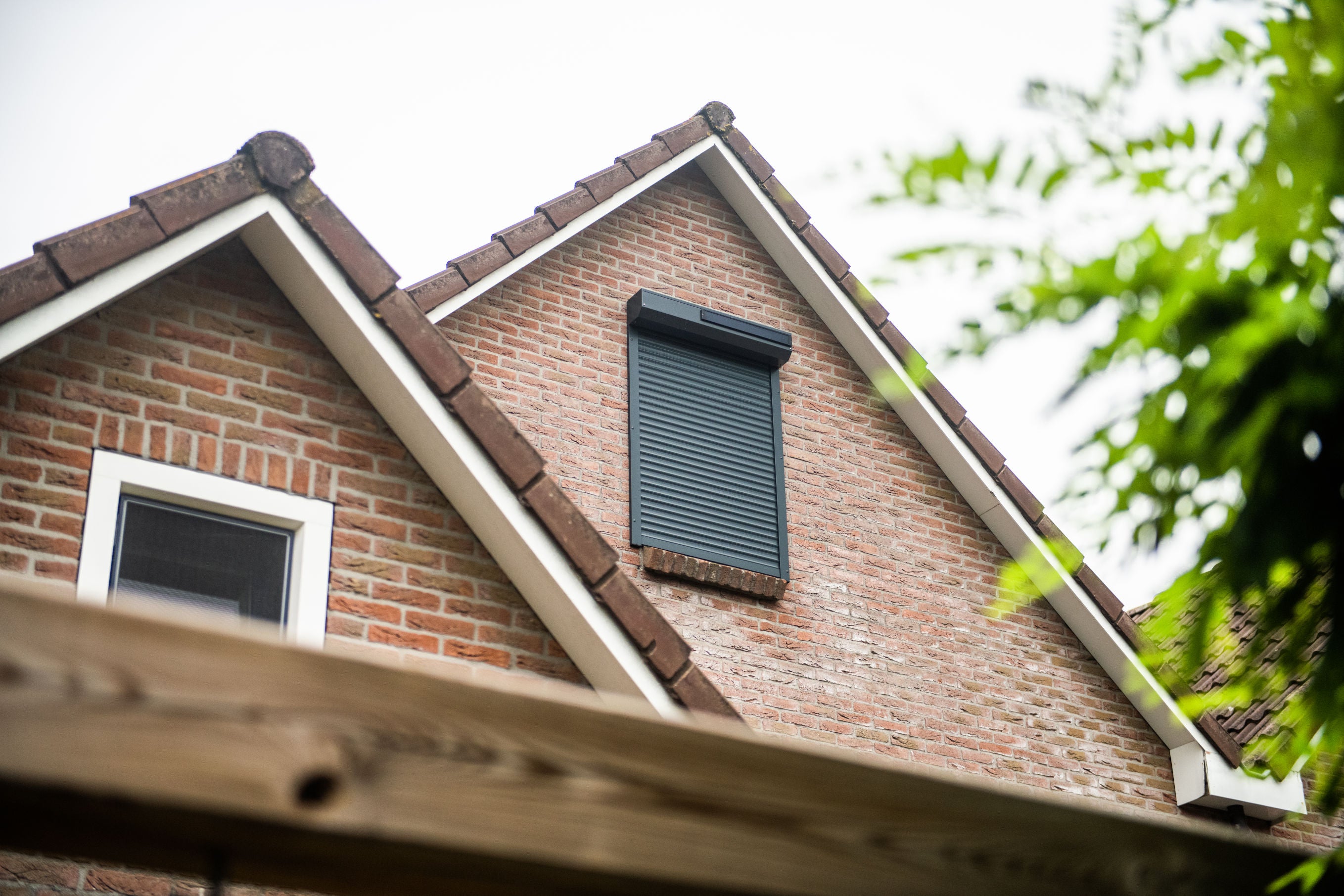 STERK Zonweringen Rolluik op zwarte gevel - Degalux.jpg