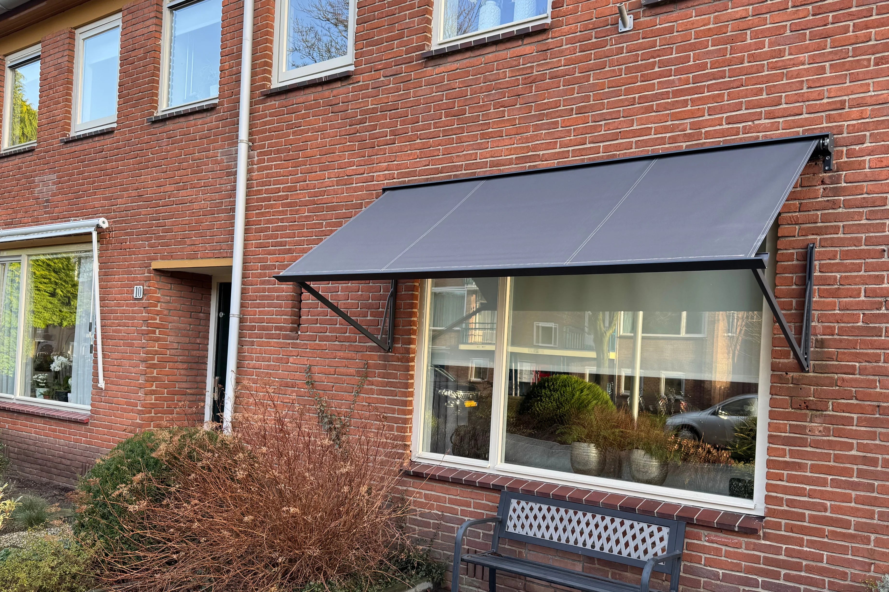 Uitvalscherm perfect voor de voortuin - STERK Zonweringen