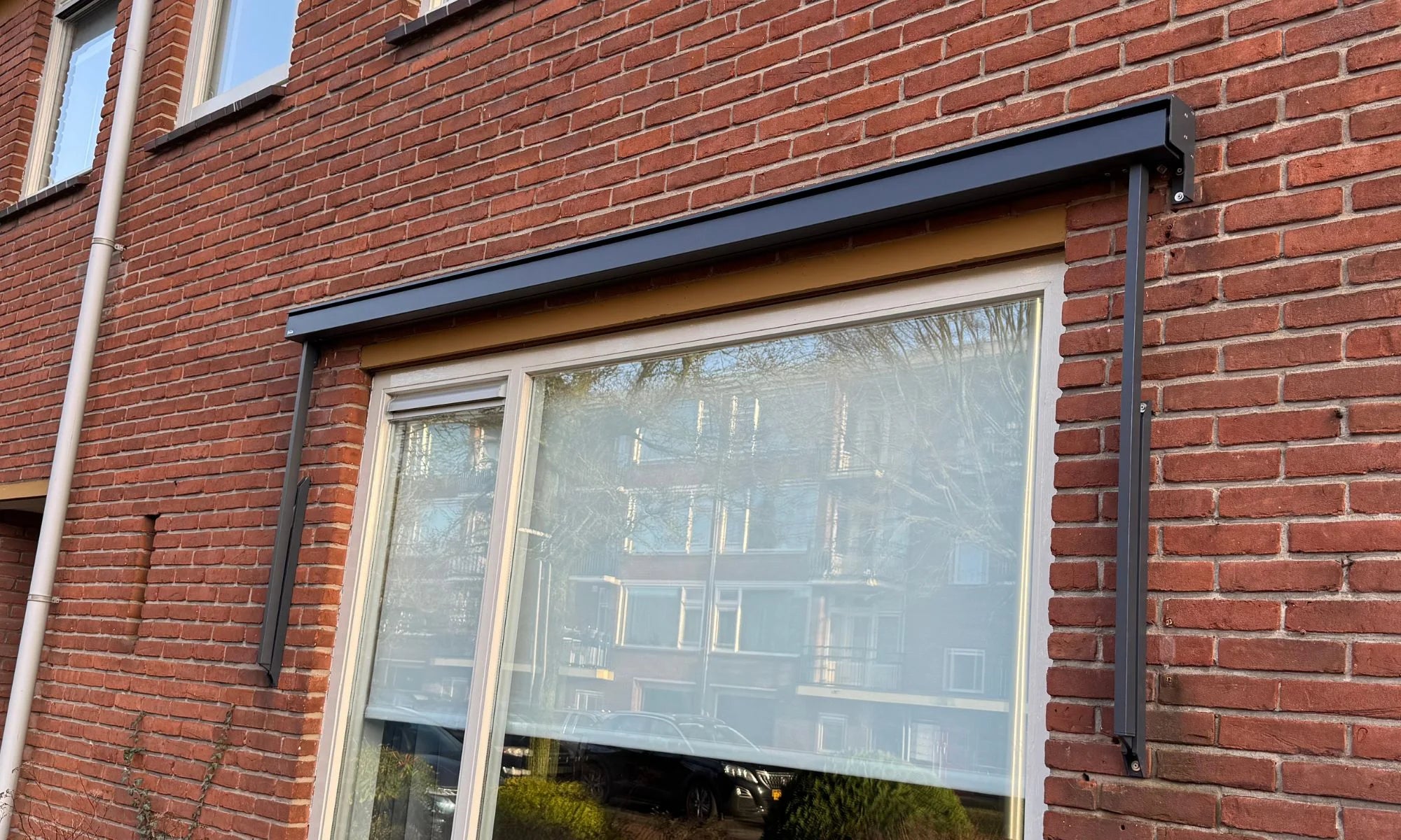 Verano V150 - Uitvalscherm vierkante bak met zonnepaneel - Geplaatst door STERK Zonweringen in Bussum